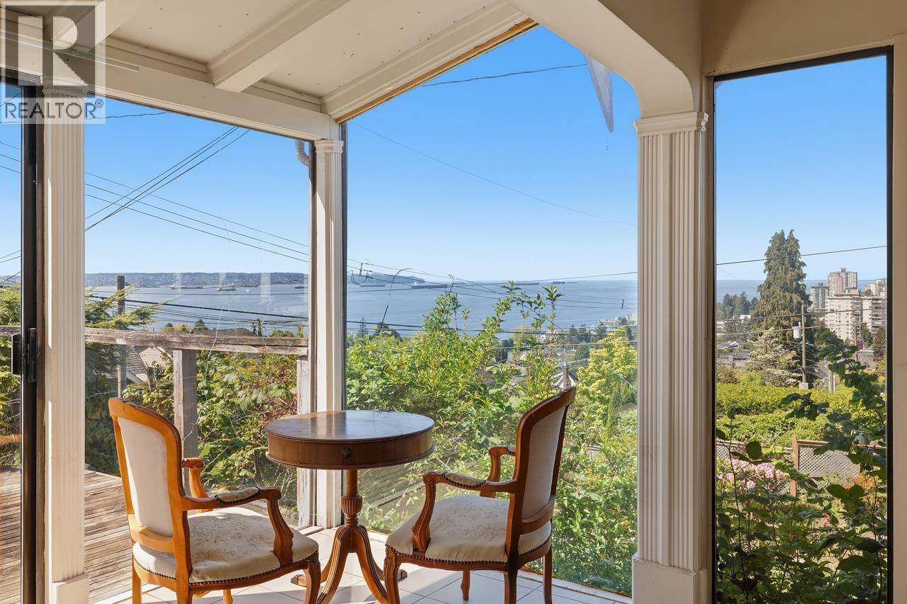 1013 DUCHESS AVENUE, West Vancouver