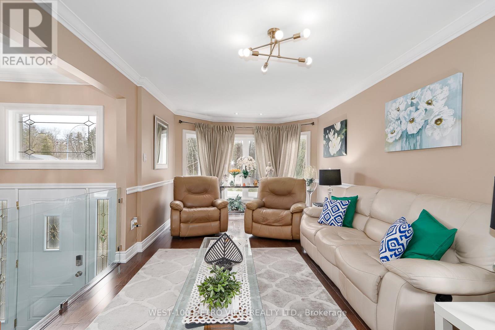 7 FAIRWAY CRESCENT - 18