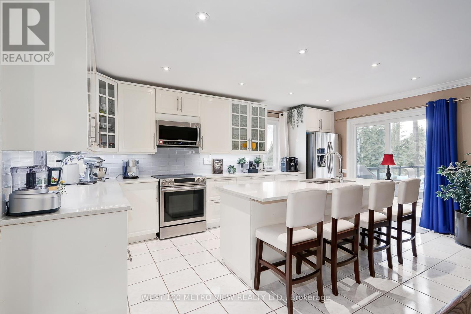 7 FAIRWAY CRESCENT - 7