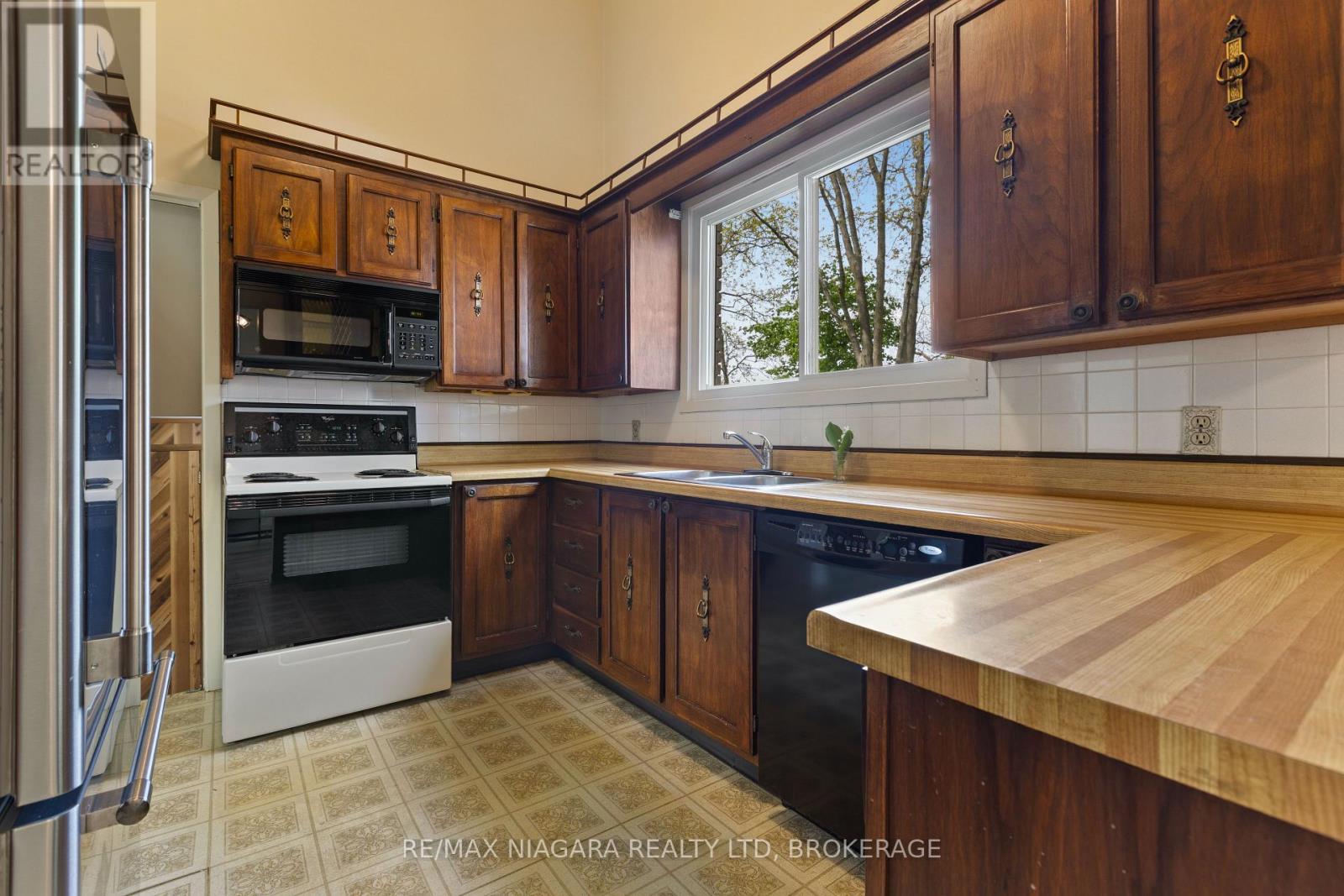 1176 SUNSET DRIVE - 16