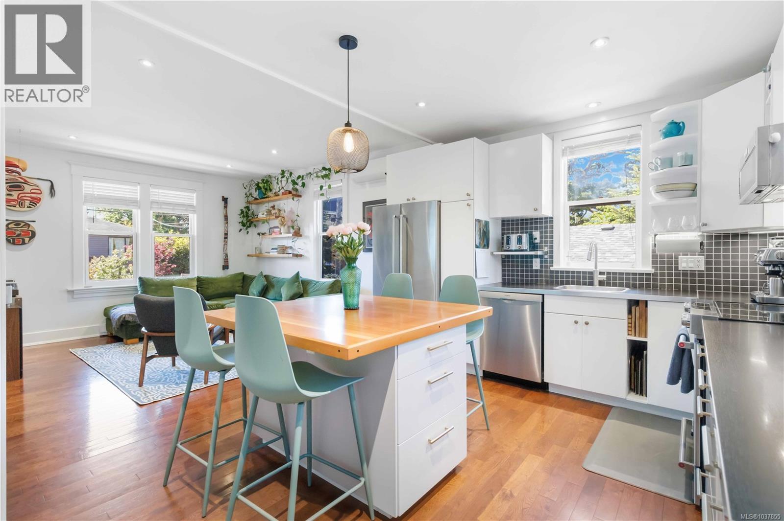 1742 Albert Ave, Victoria