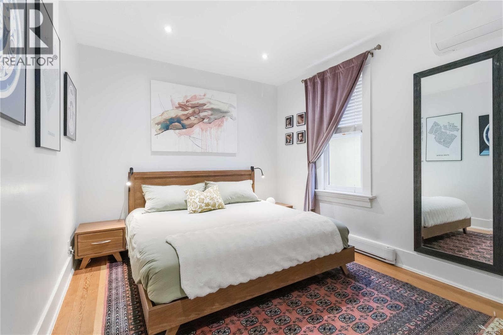 1742 Albert Ave, Victoria