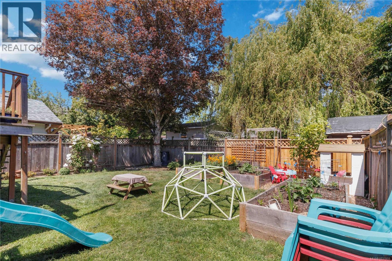 1742 Albert Ave, Victoria