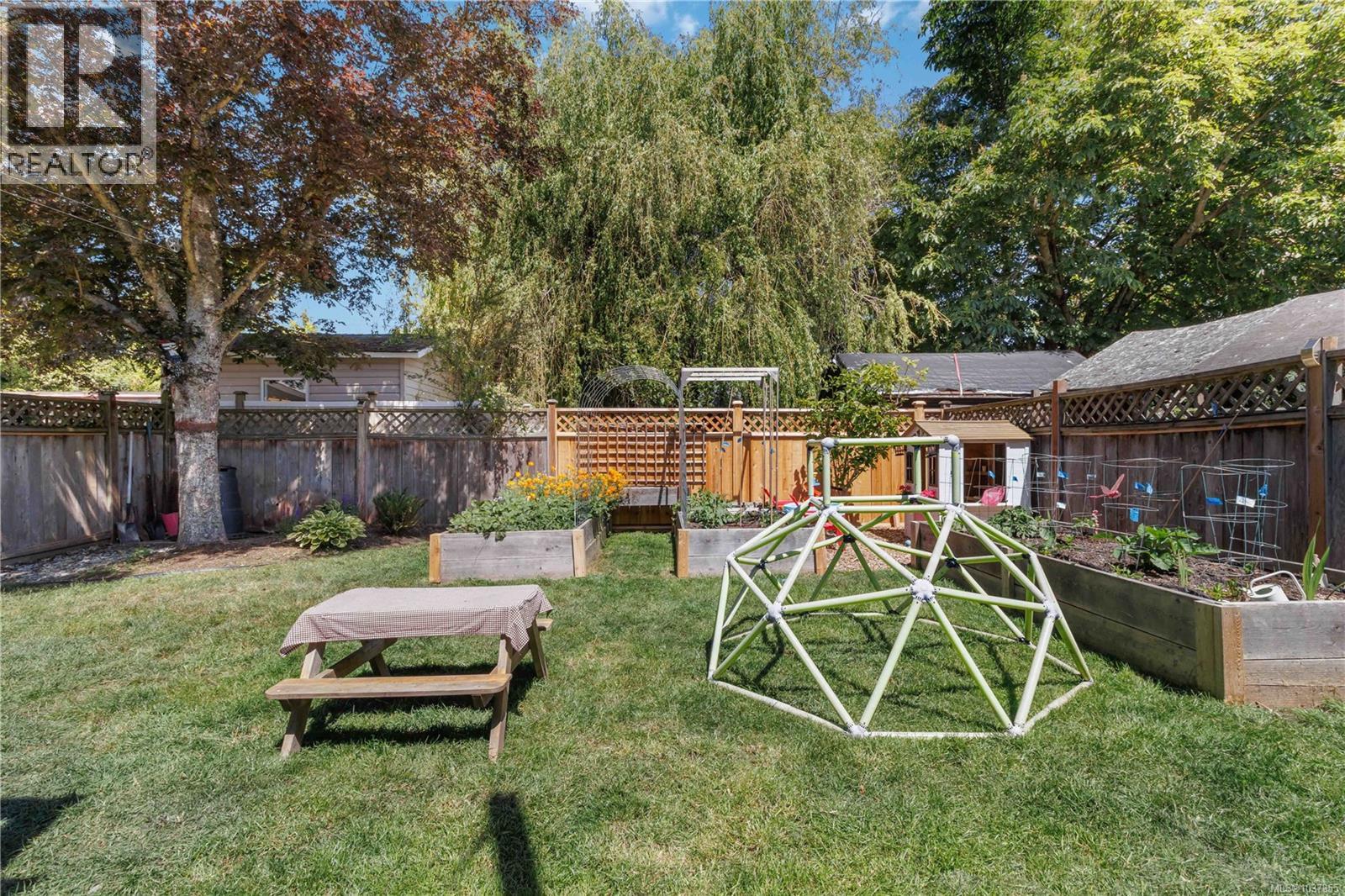 1742 Albert Ave, Victoria