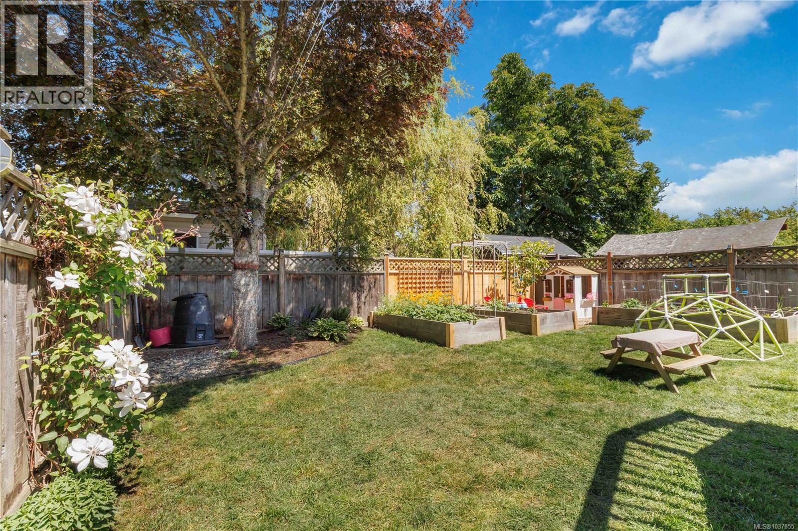 1742 Albert Ave, Victoria