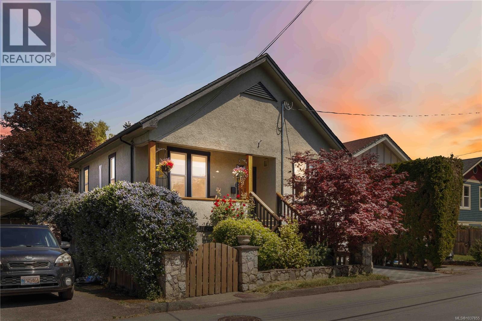 1742 Albert Ave, Victoria