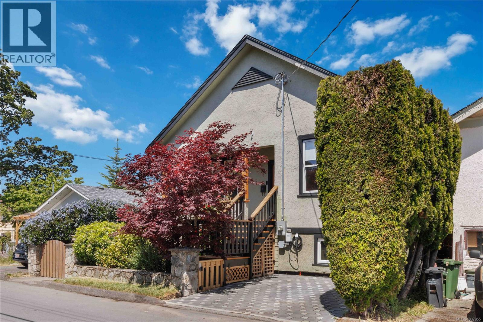 1742 Albert Ave, Victoria