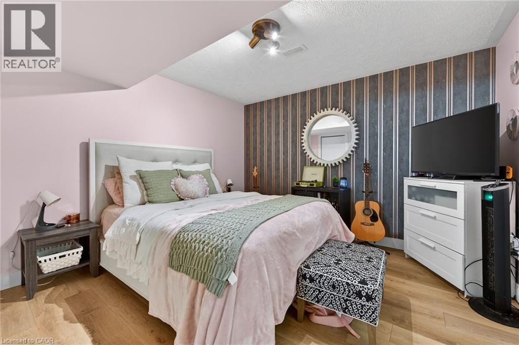 18 ANGLER Avenue - 34