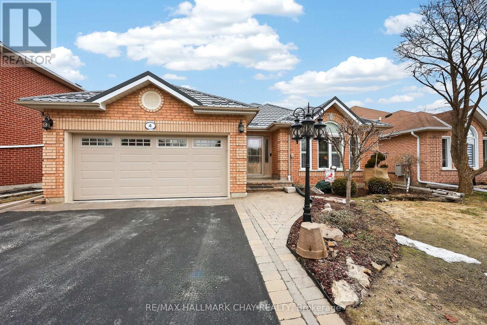 4 DARLING CRESCENT - 2