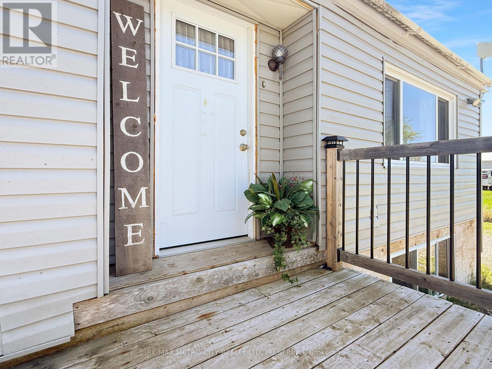 211 ELLIOTT CRESCENT - 4