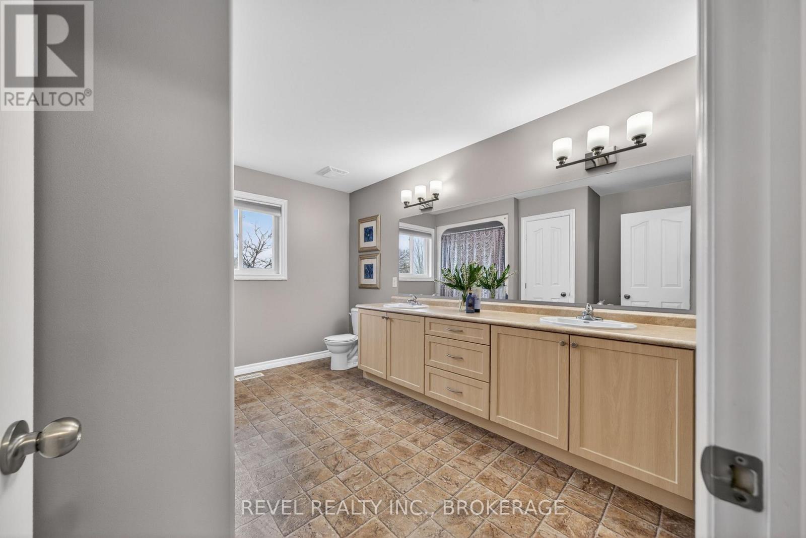 1557 PROVIDENCE CRESCENT - 29