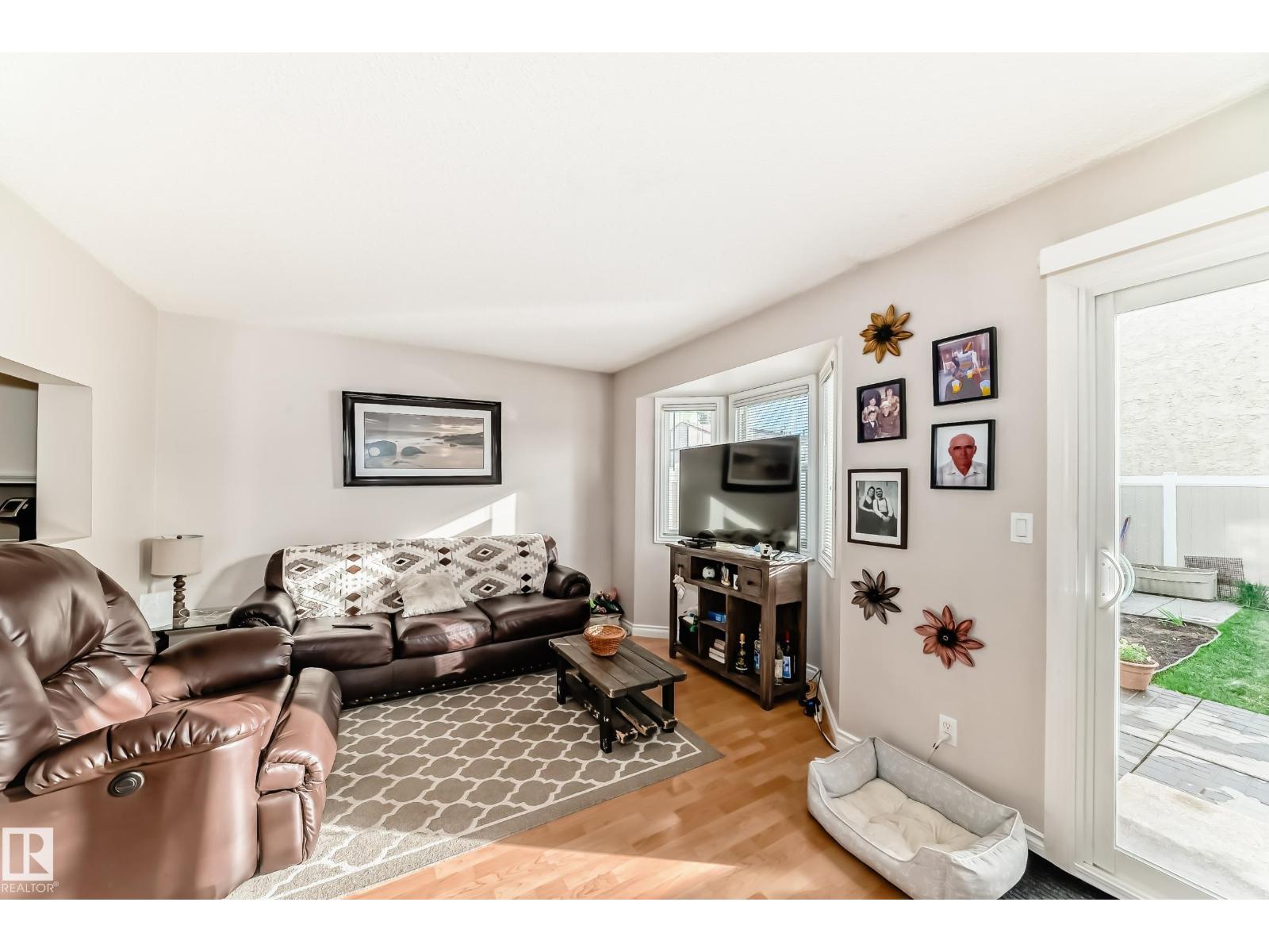 #18 10453 20 AV NW - 21