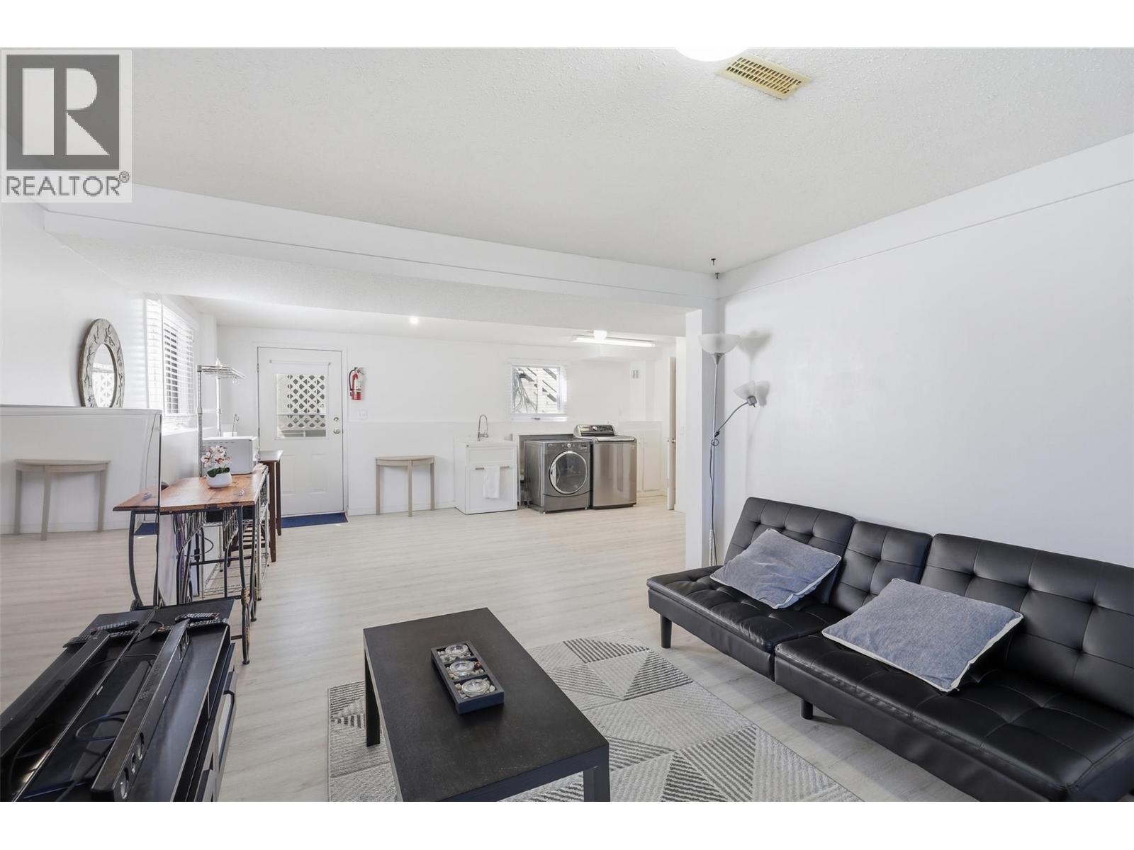 1335 LETHBRIDGE Avenue - 33