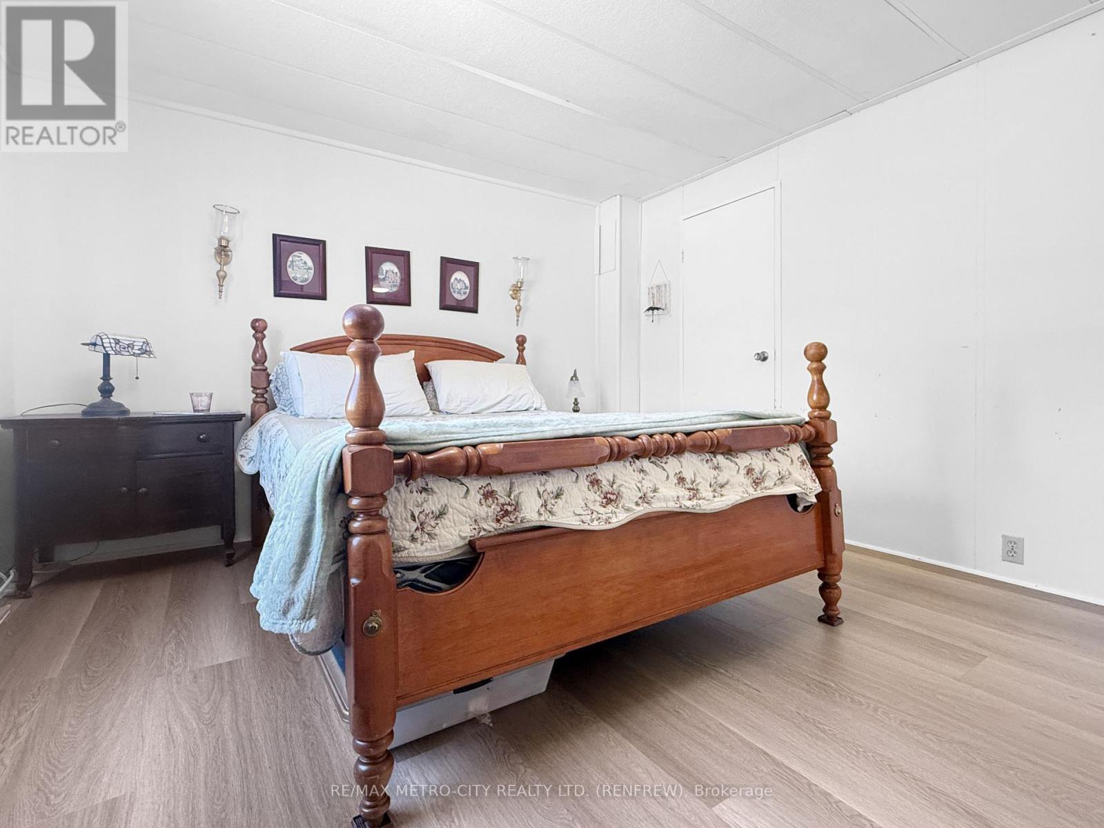 211 ELLIOTT CRESCENT - 12