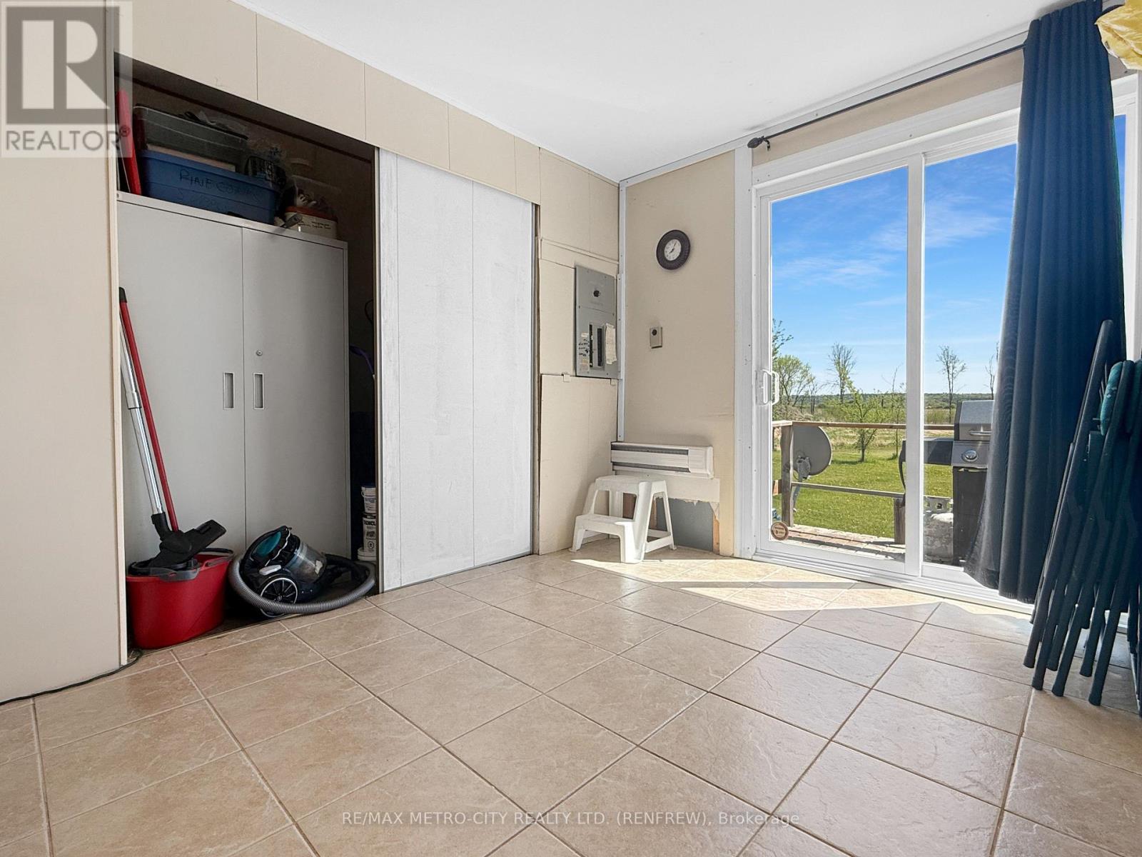 211 ELLIOTT CRESCENT - 15