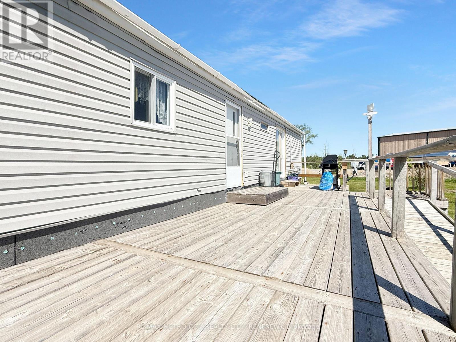 211 ELLIOTT CRESCENT - 18