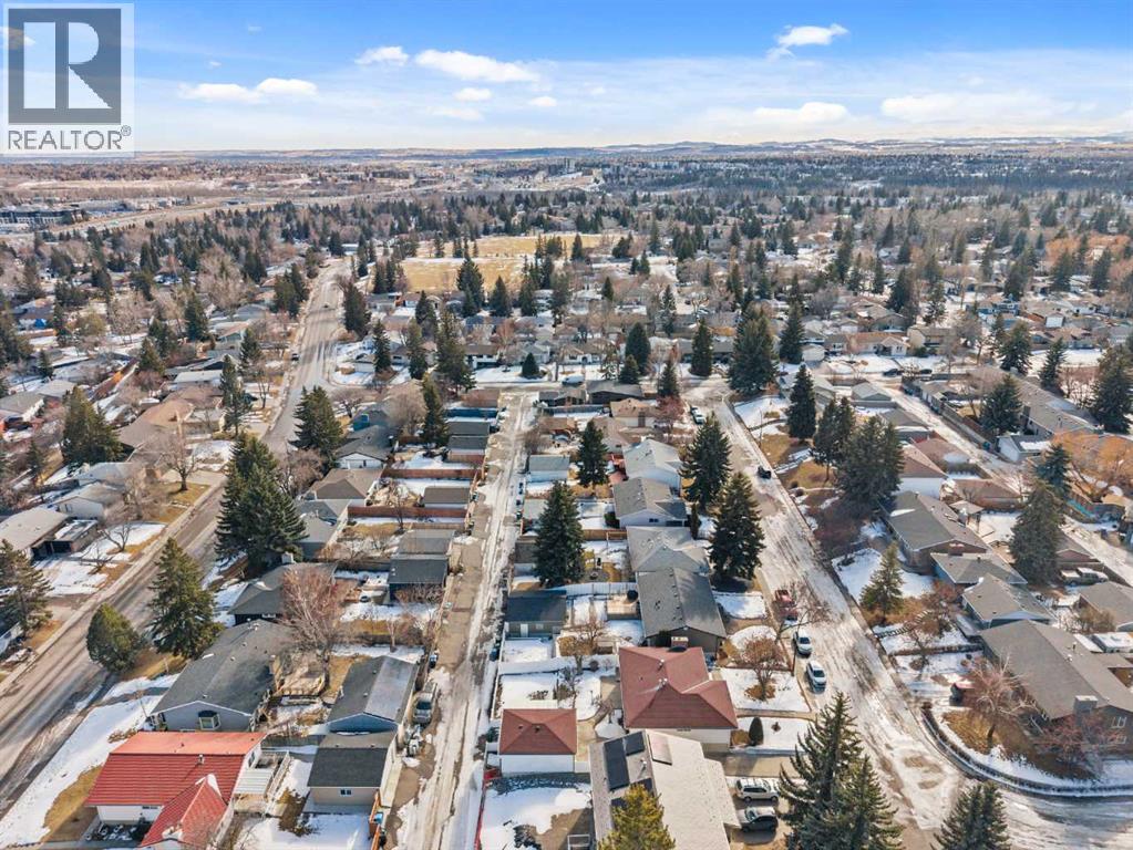 824 Canna Crescent SW - 37