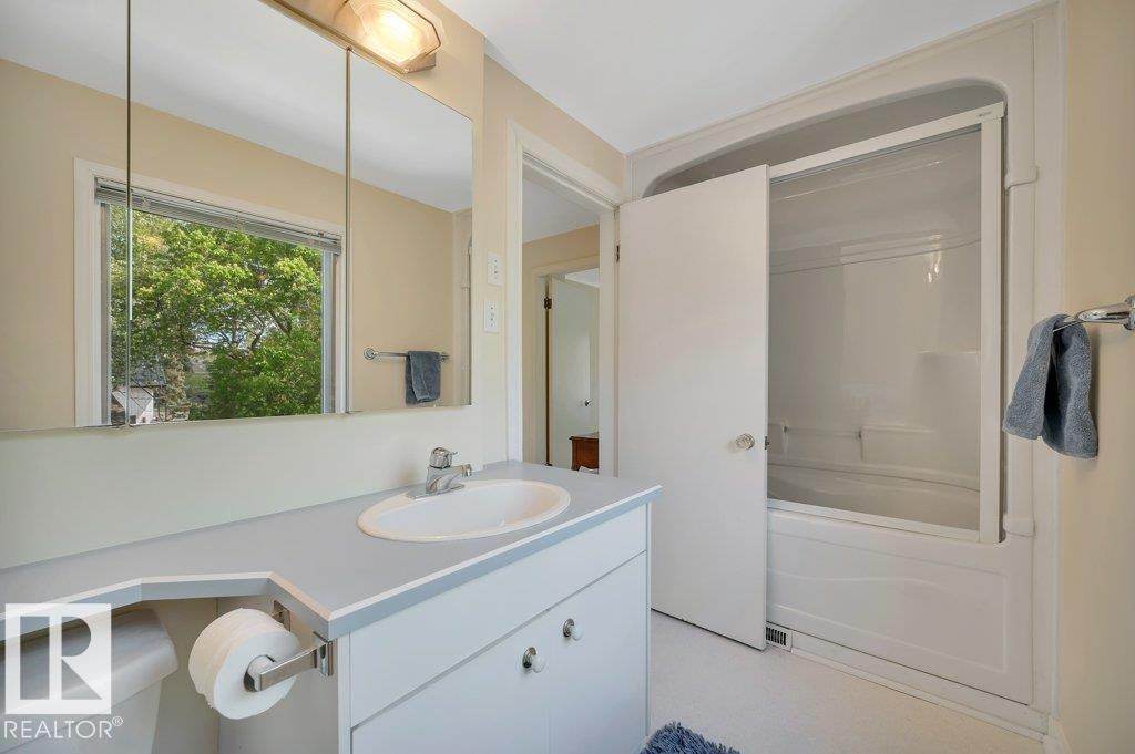 8944 117 ST NW - 37