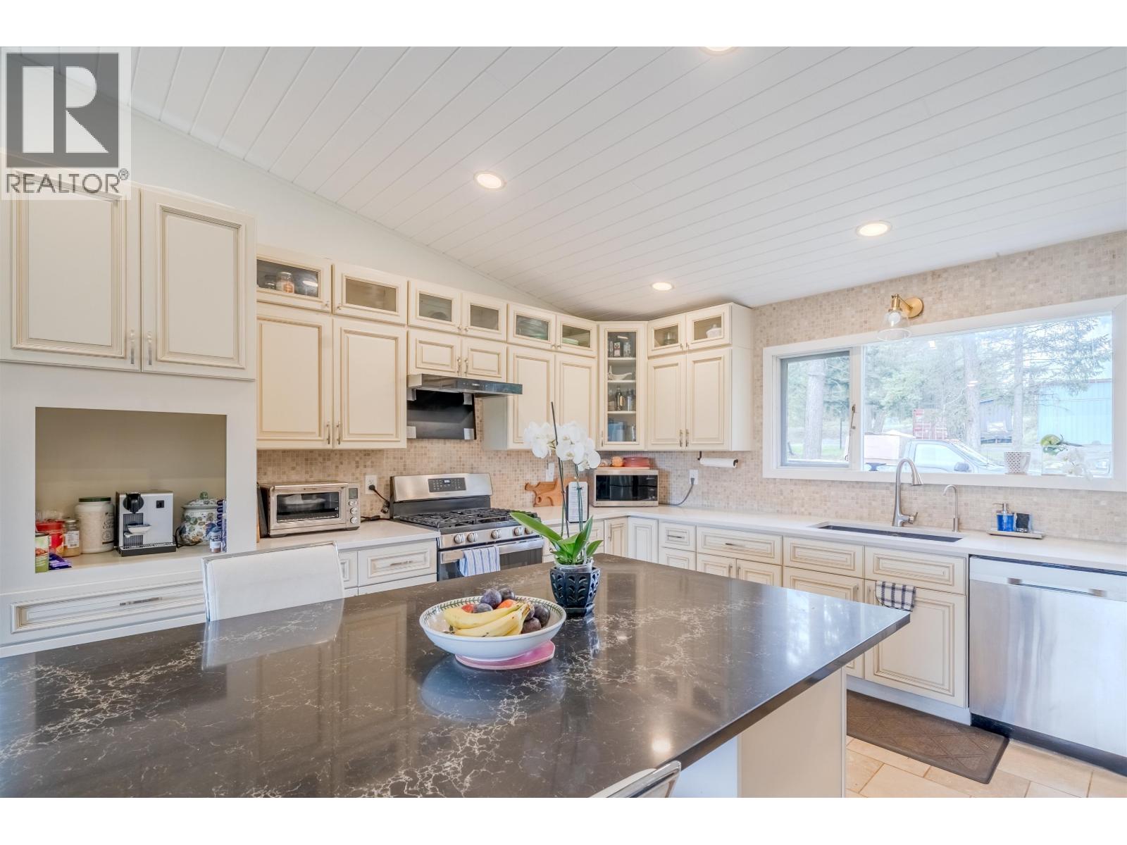6017 TOOMEY ROAD, 100 Mile House