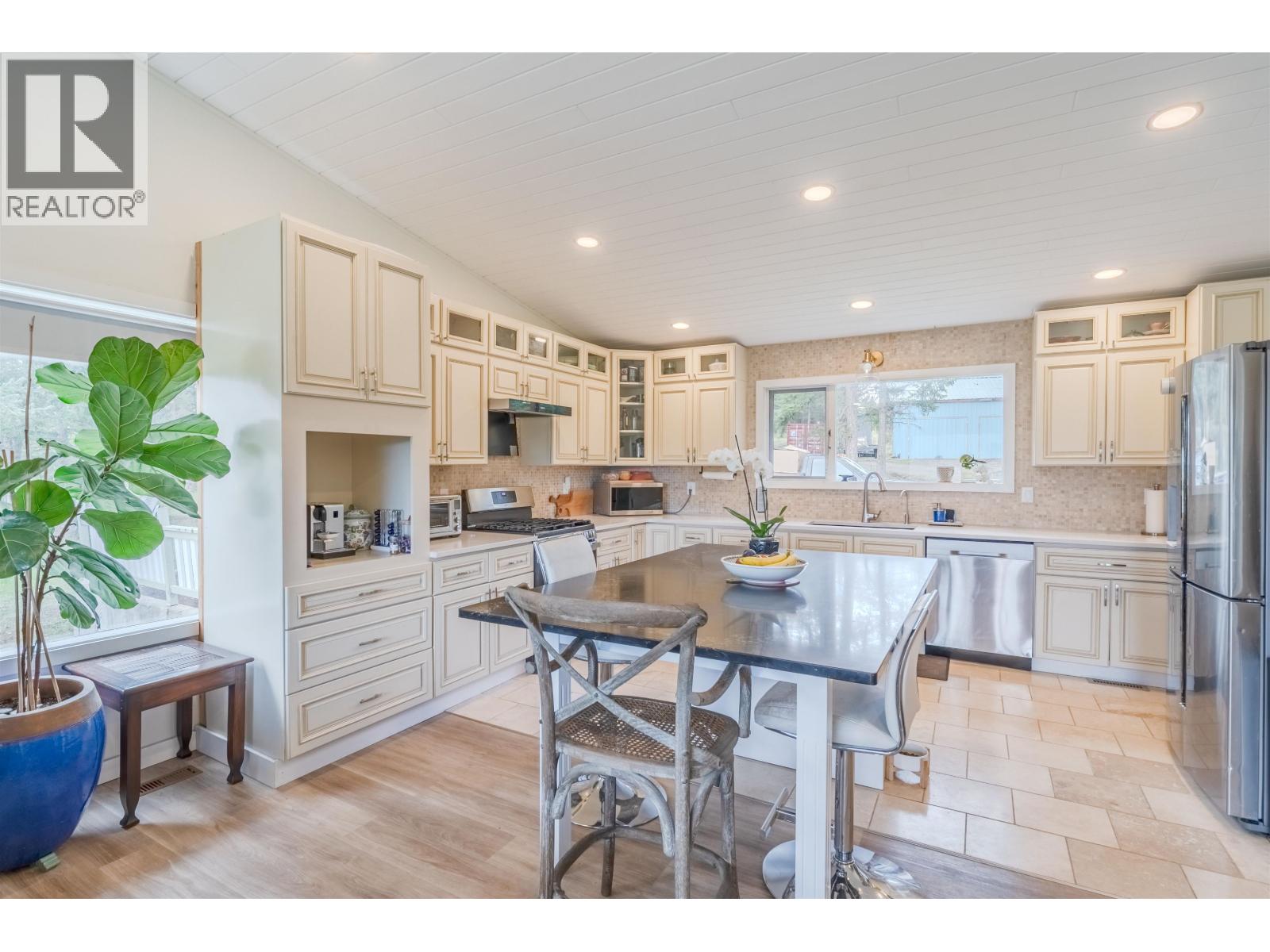 6017 TOOMEY ROAD, 100 Mile House