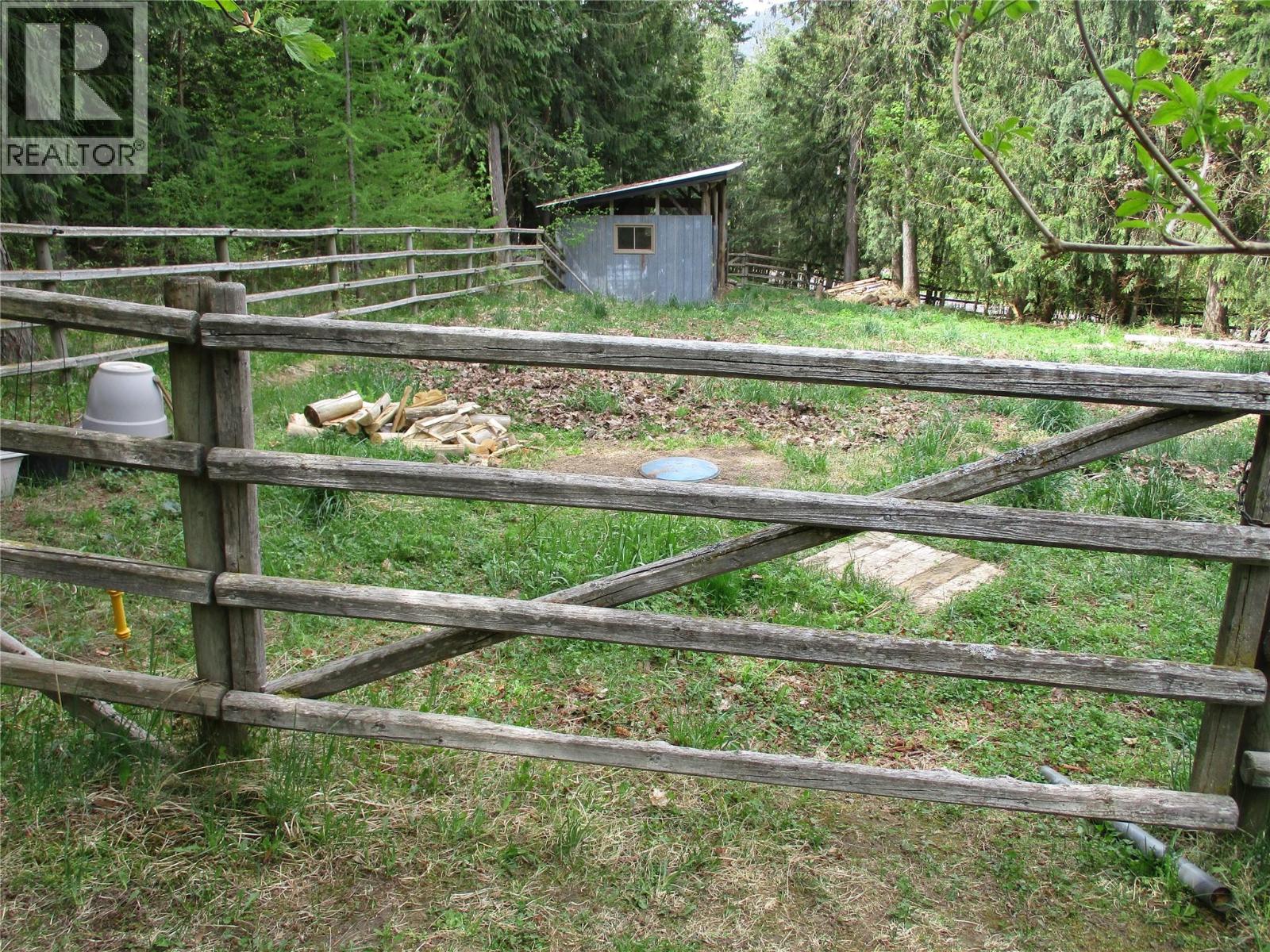 863 Gardom Lake Road - 16
