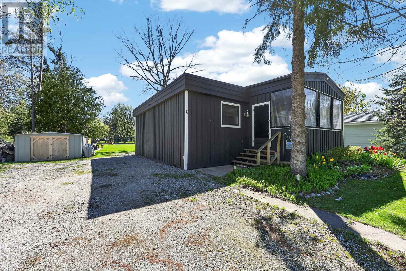 19 POPLAR CRESCENT - Image 3