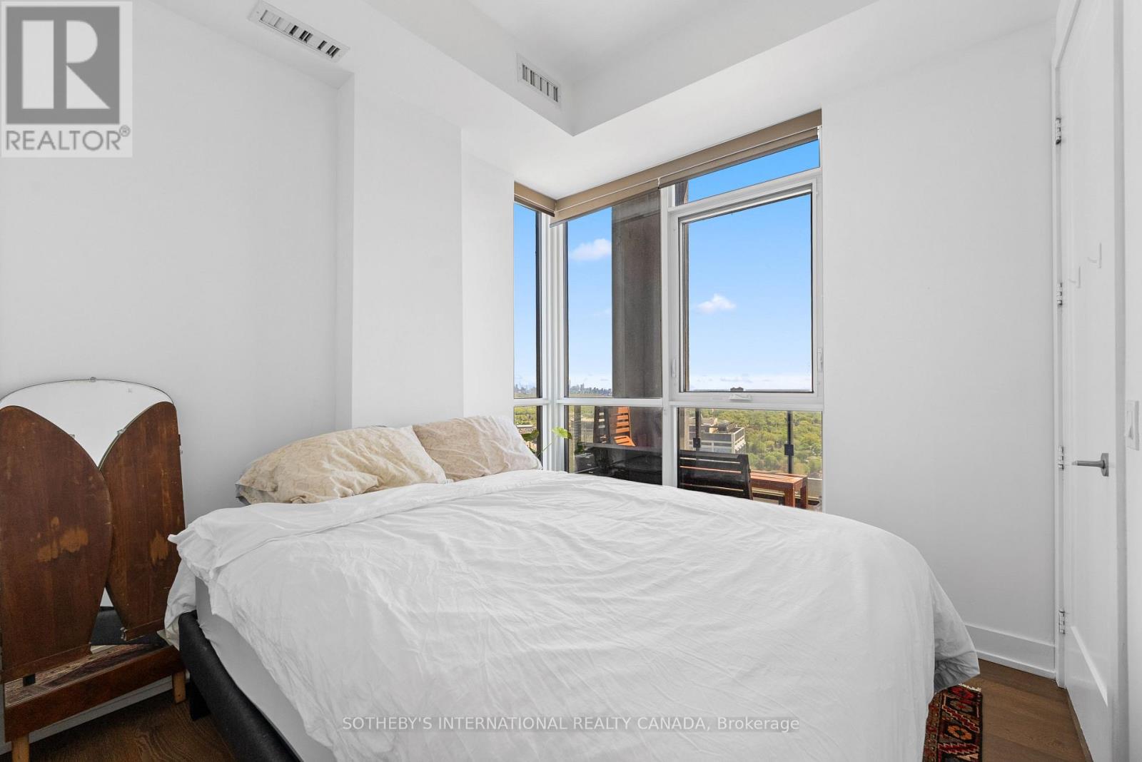 PH 22 - 9 MABELLE AVENUE