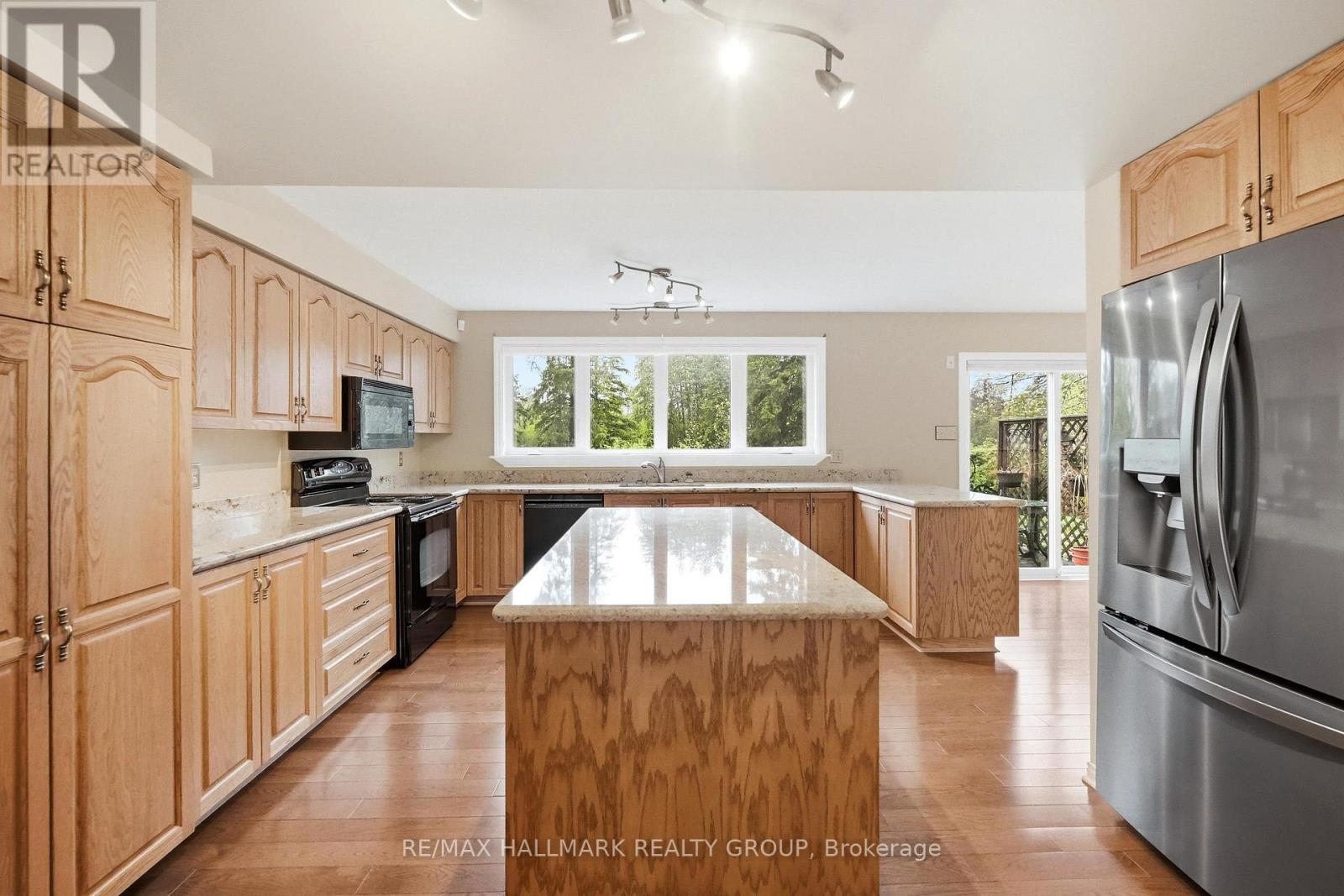 20 HALLDORSON CRESCENT - 12