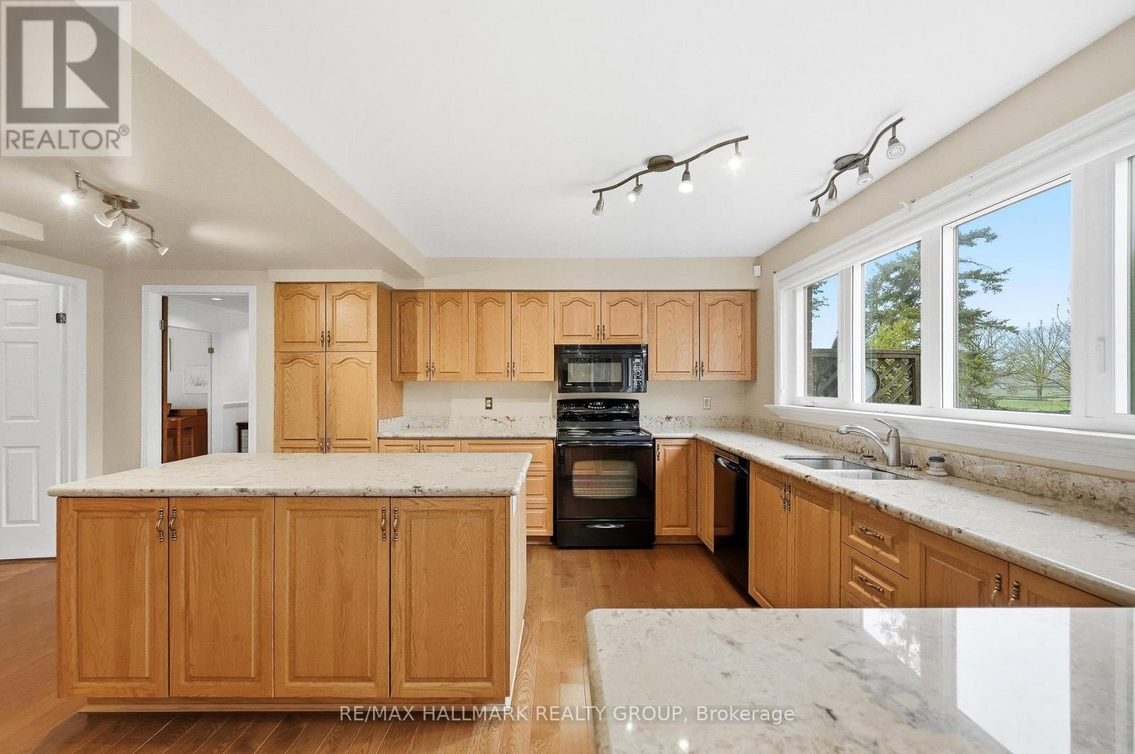 20 HALLDORSON CRESCENT - 13
