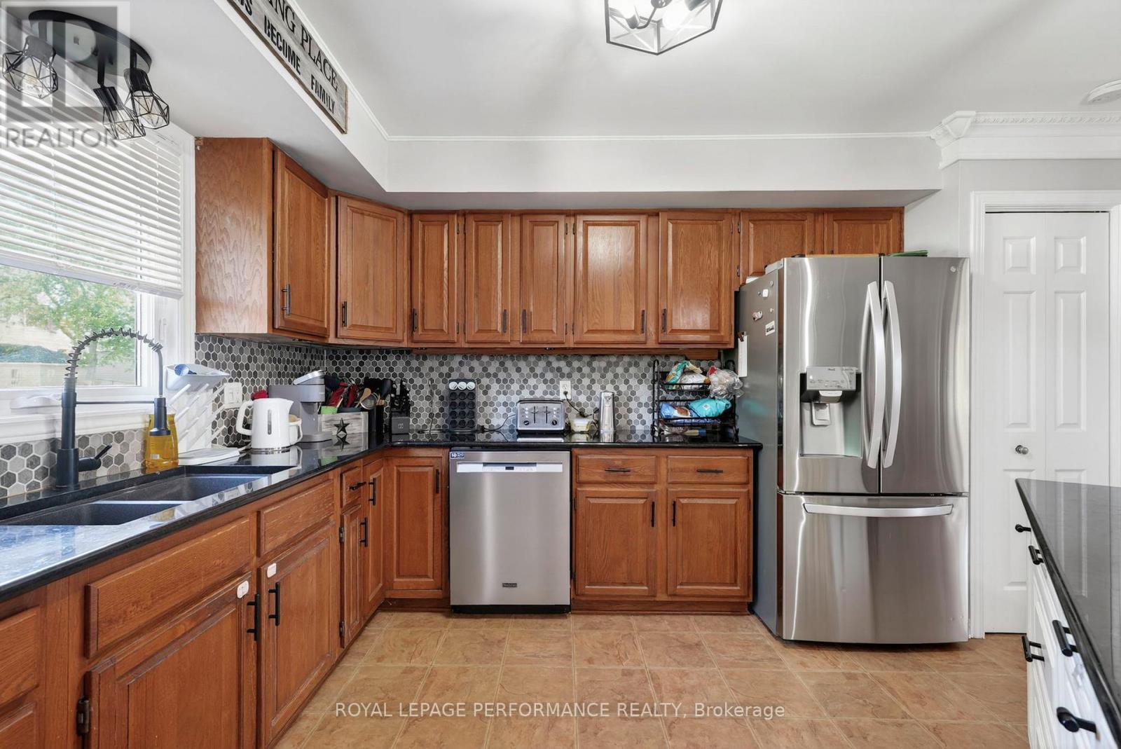 1321 LOCHIEL STREET - 10