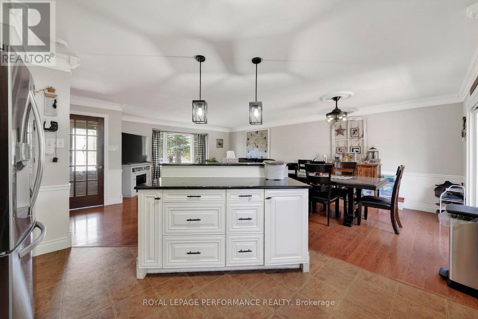 1321 LOCHIEL STREET - 12