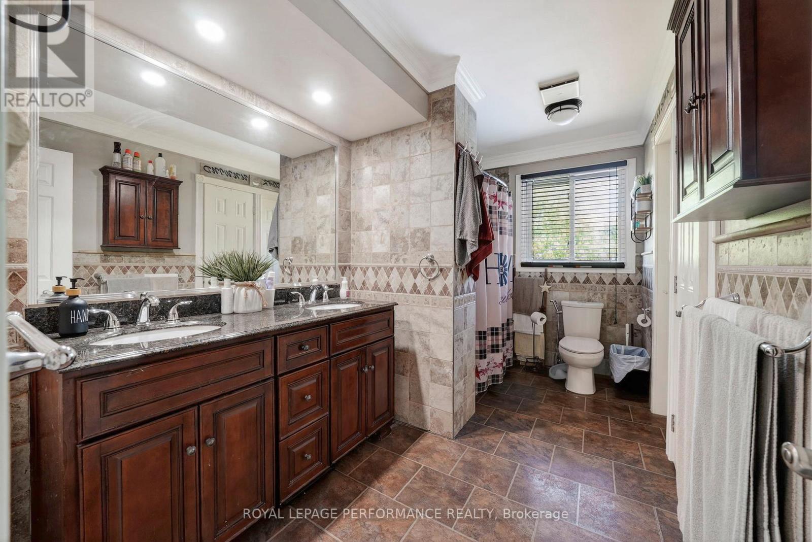 1321 LOCHIEL STREET - 22