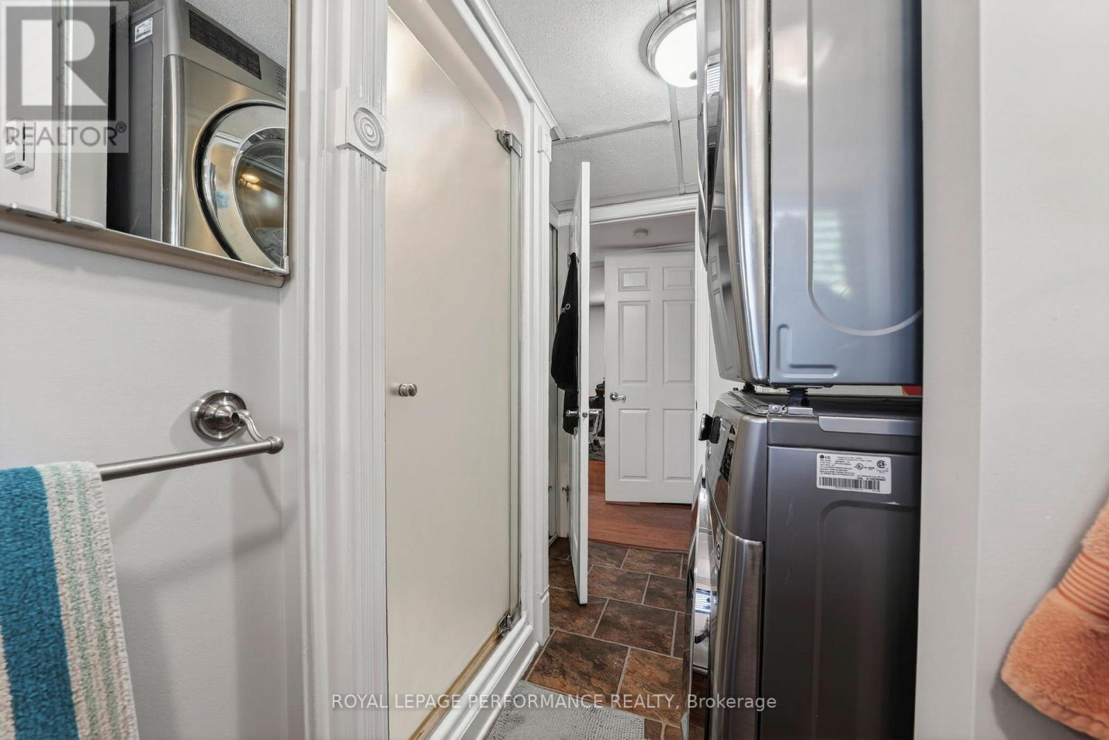 1321 LOCHIEL STREET - 29