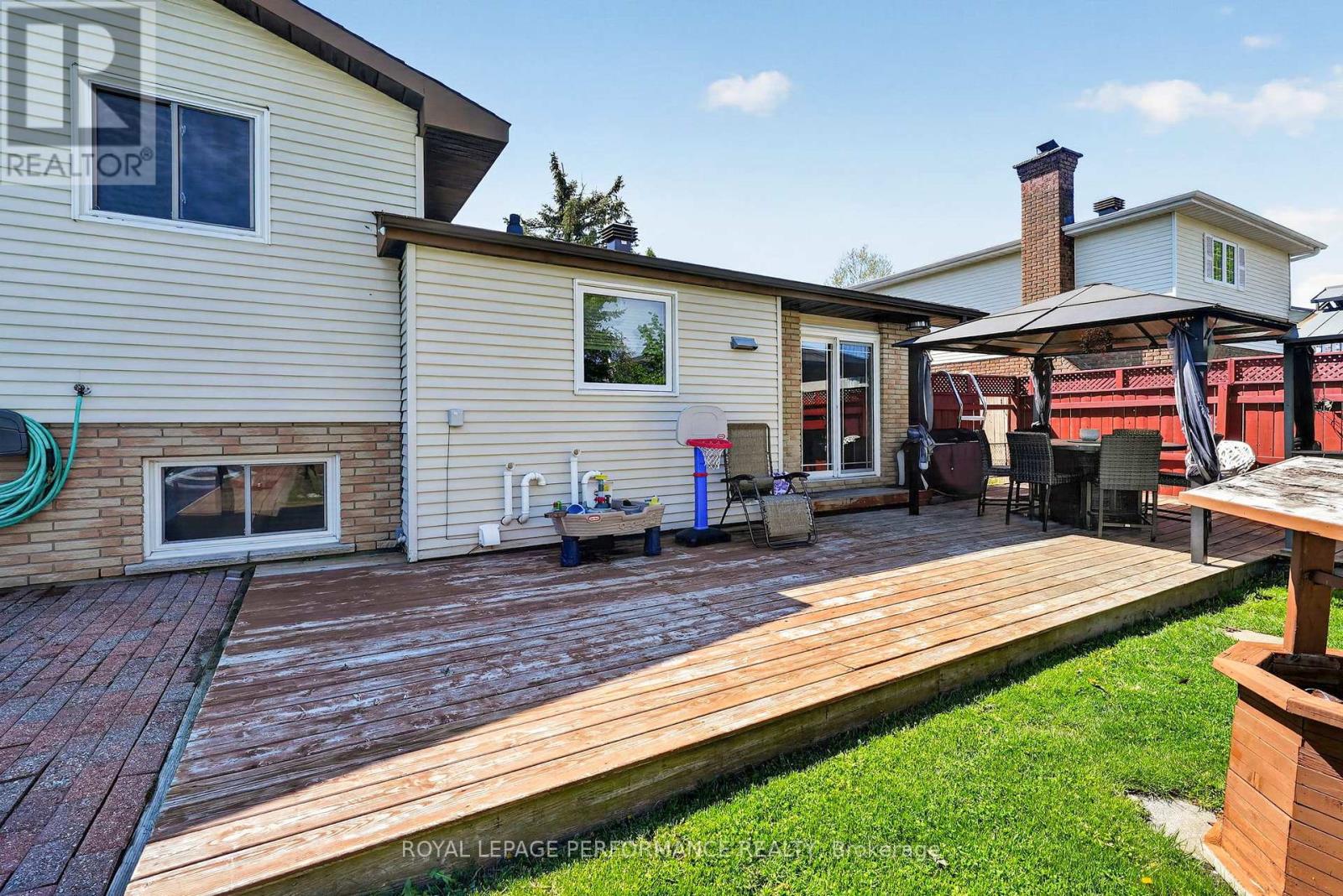 1321 LOCHIEL STREET - 39