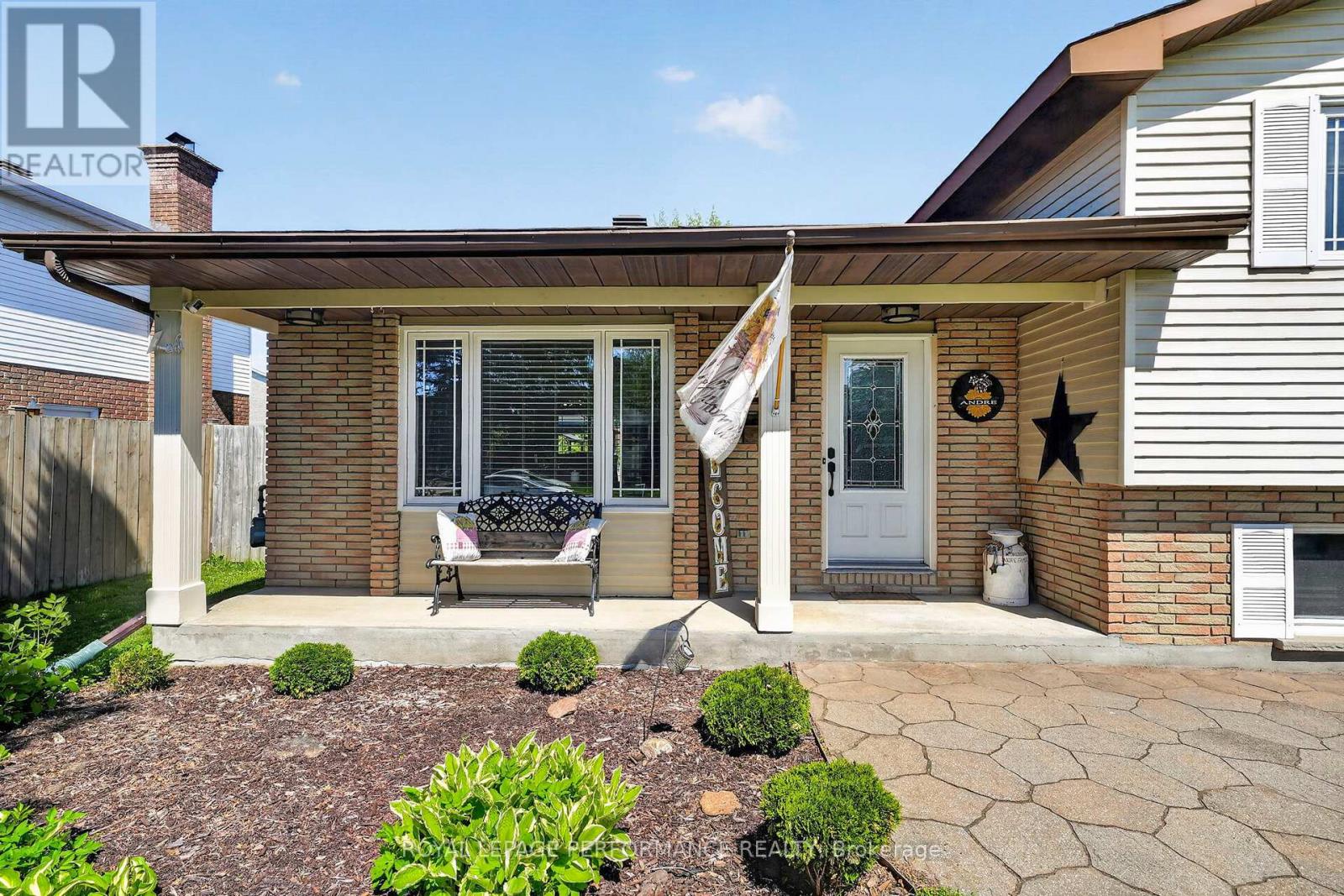 1321 LOCHIEL STREET - 4