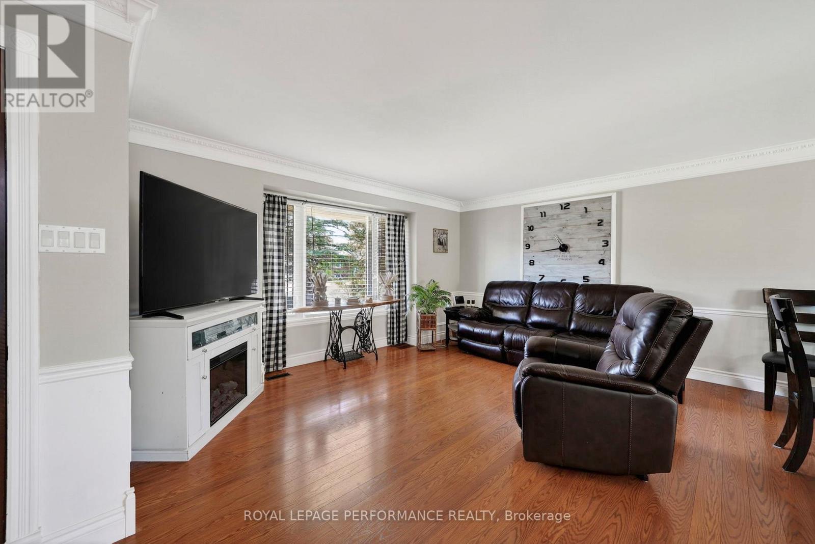 1321 LOCHIEL STREET - 6