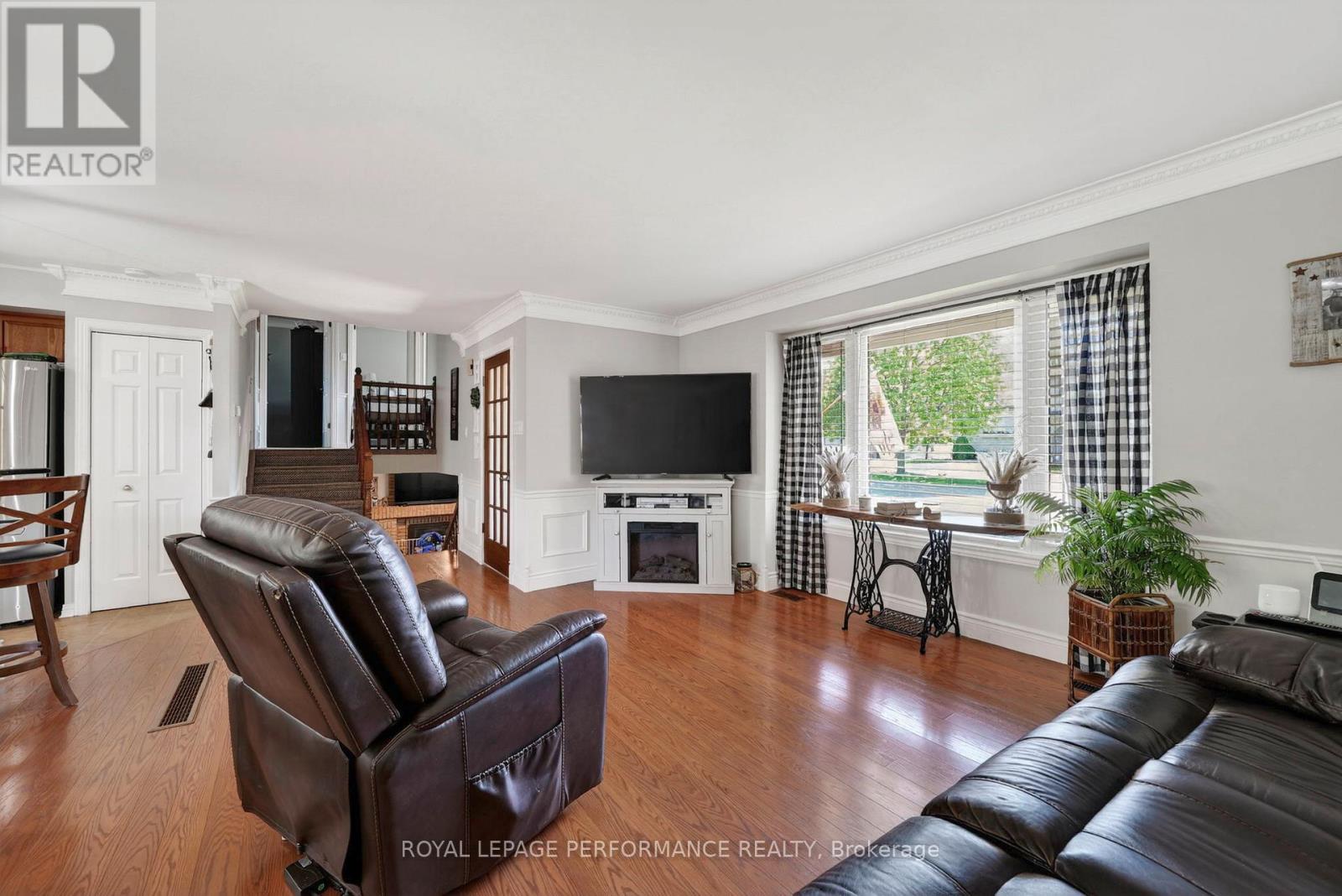 1321 LOCHIEL STREET - 7
