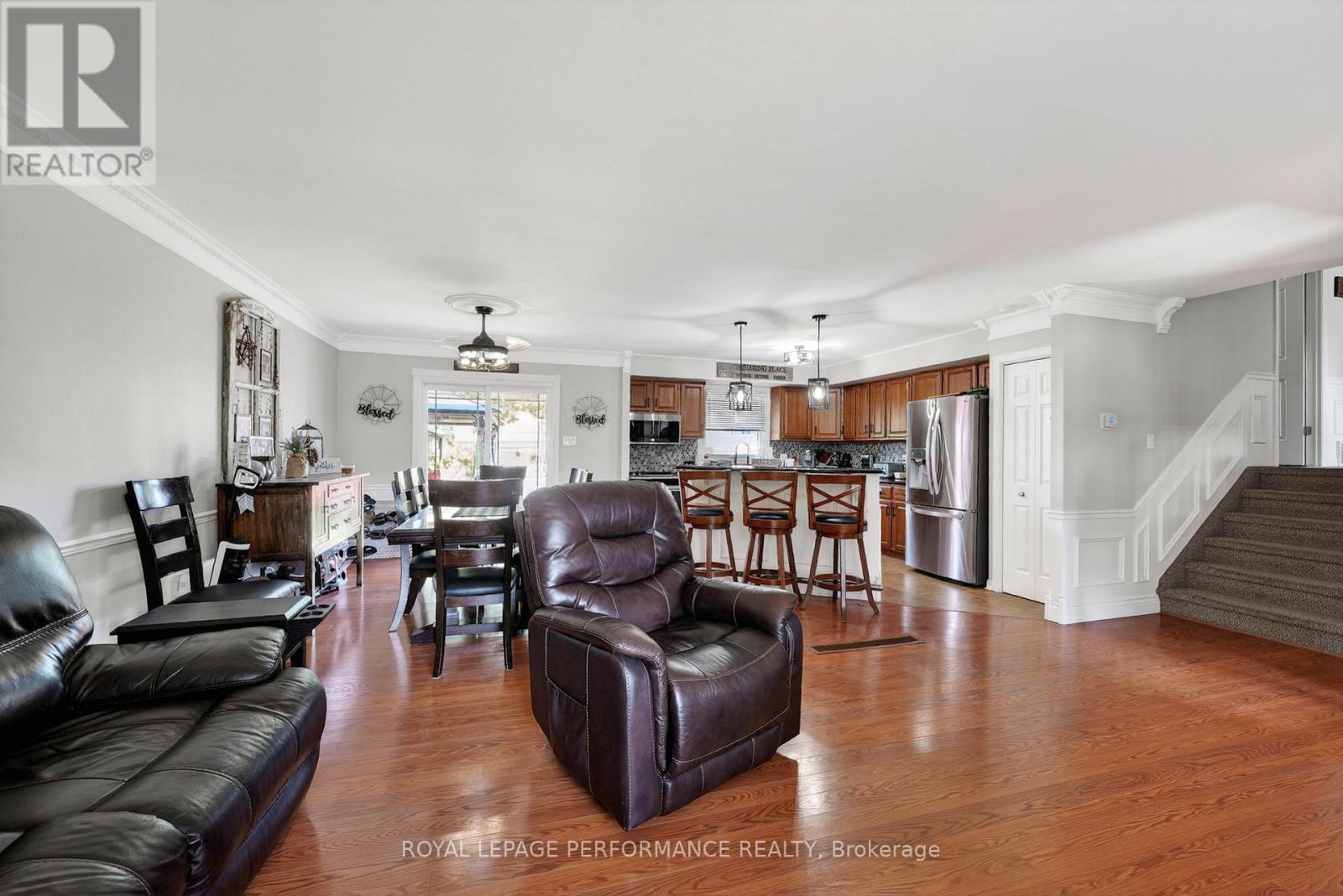 1321 LOCHIEL STREET - 8