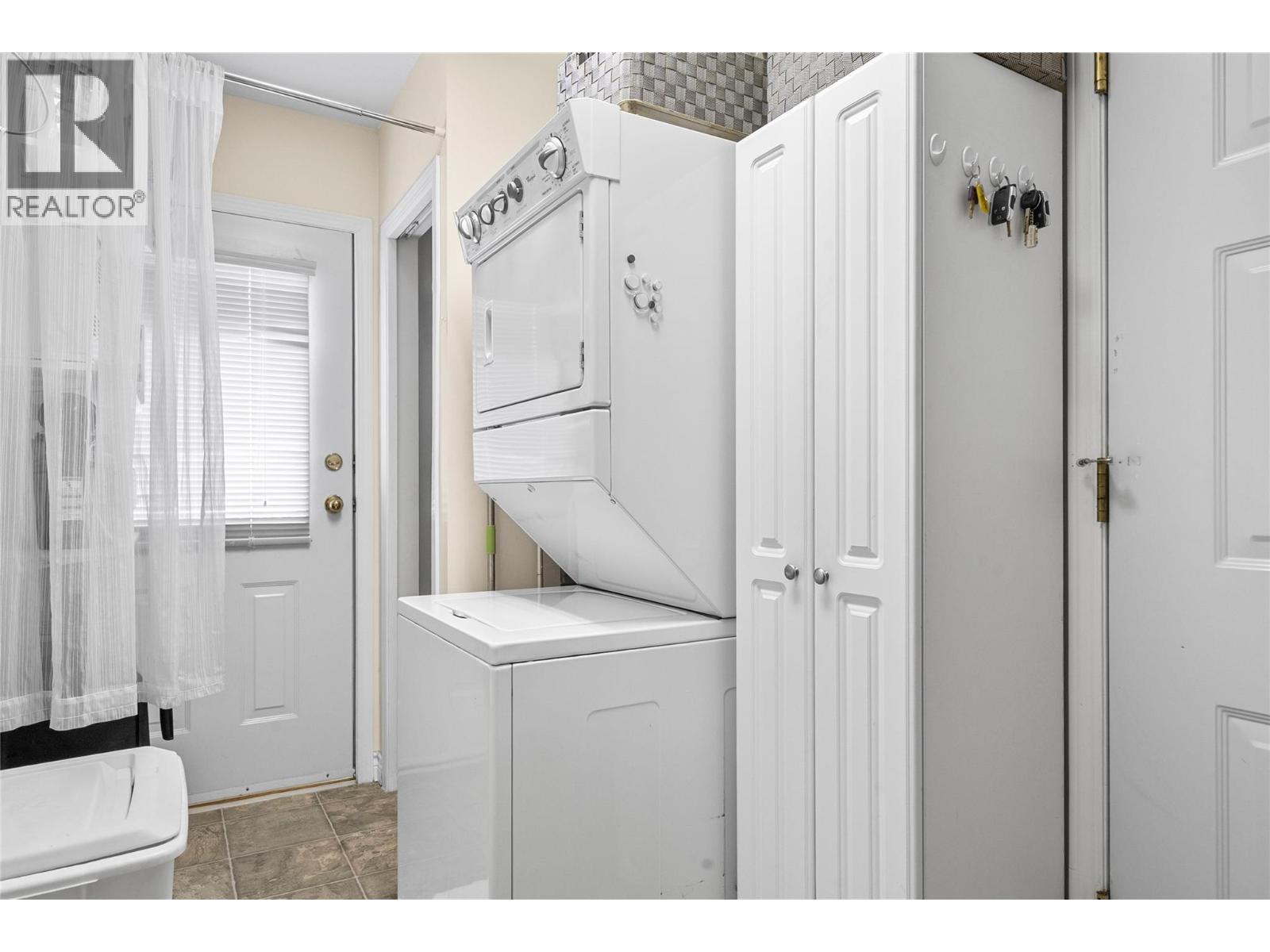 2524 Parkdale Place, Blind Bay