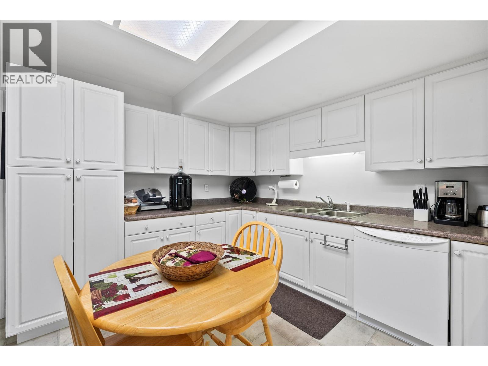 2524 Parkdale Place, Blind Bay
