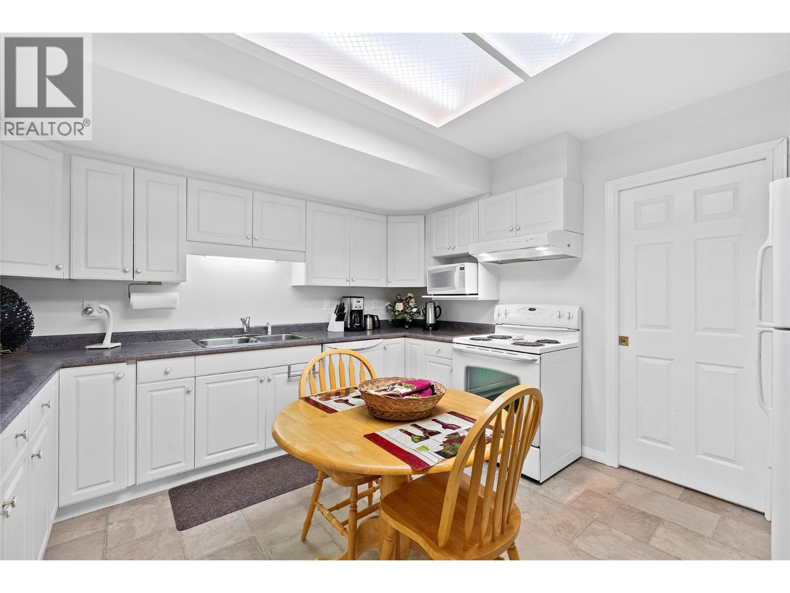 2524 Parkdale Place, Blind Bay