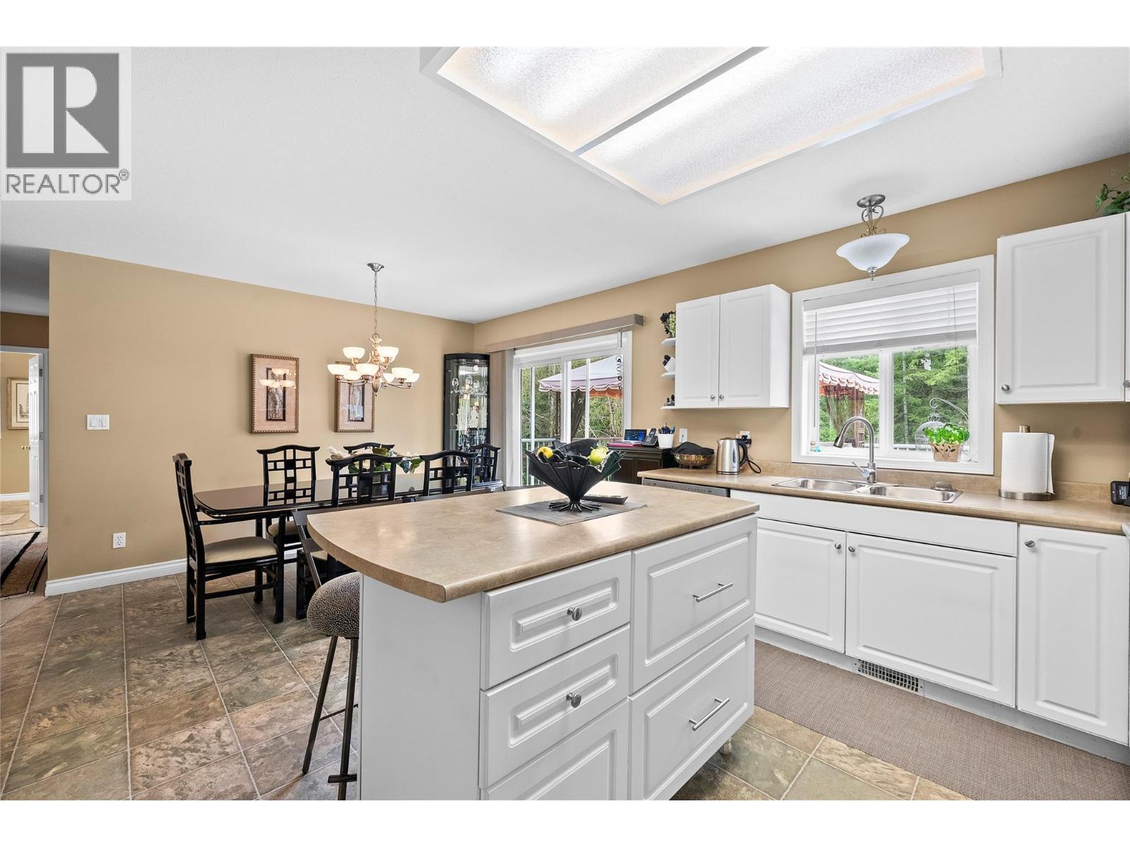2524 Parkdale Place, Blind Bay
