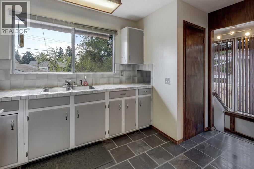 255 Huntcroft Road NE - 8