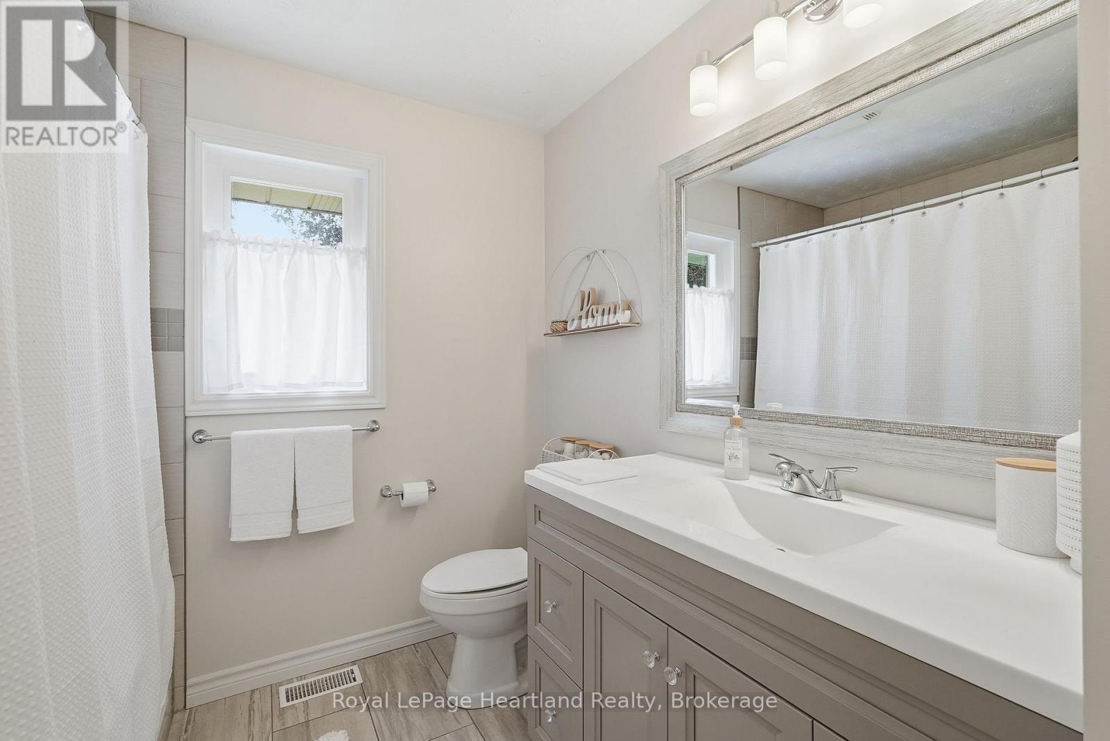 17 BROWN STREET N - 32