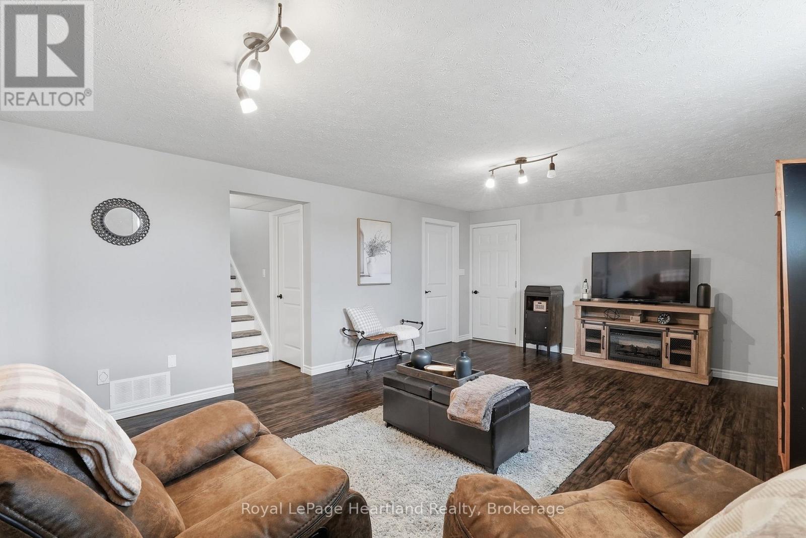 17 BROWN STREET N - 35