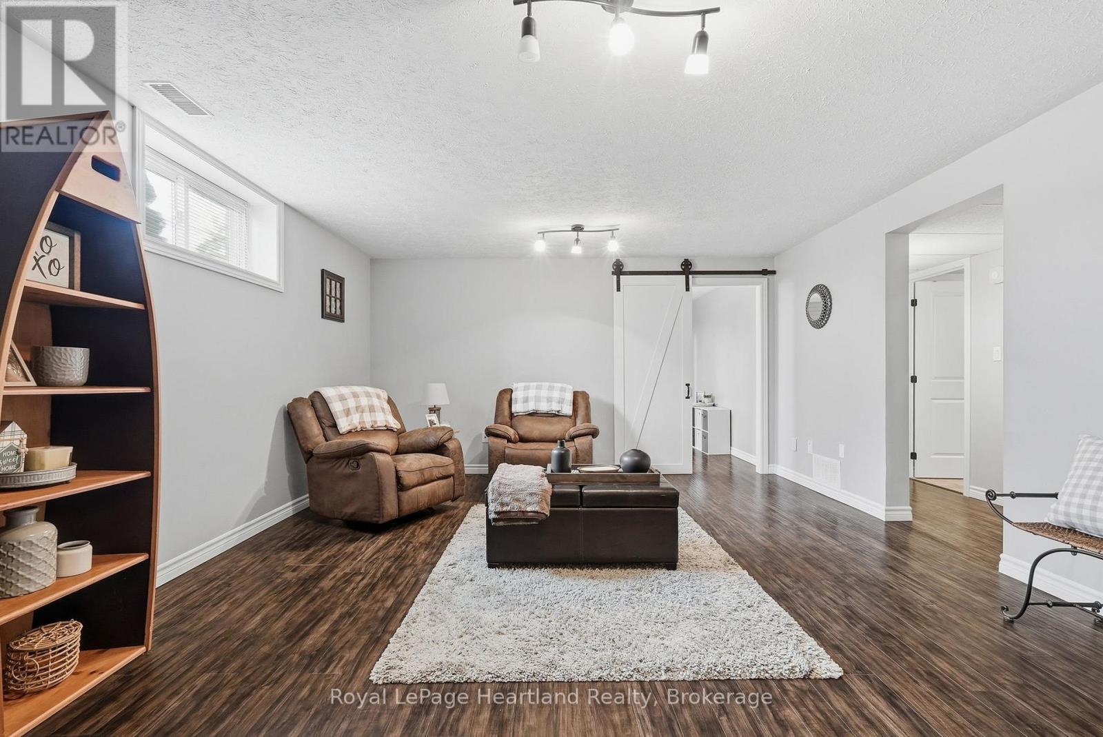 17 BROWN STREET N - 36