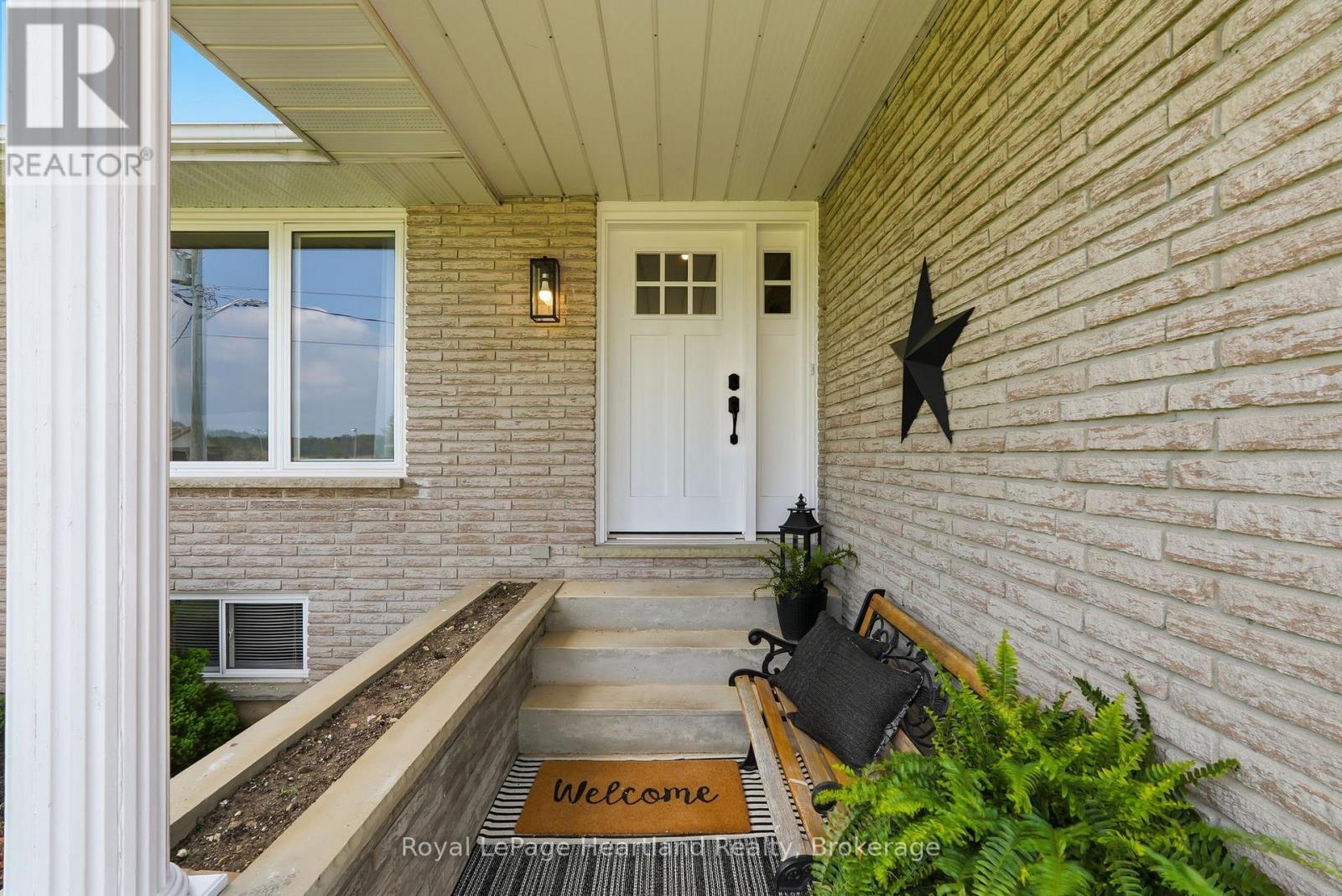 17 BROWN STREET N - 8