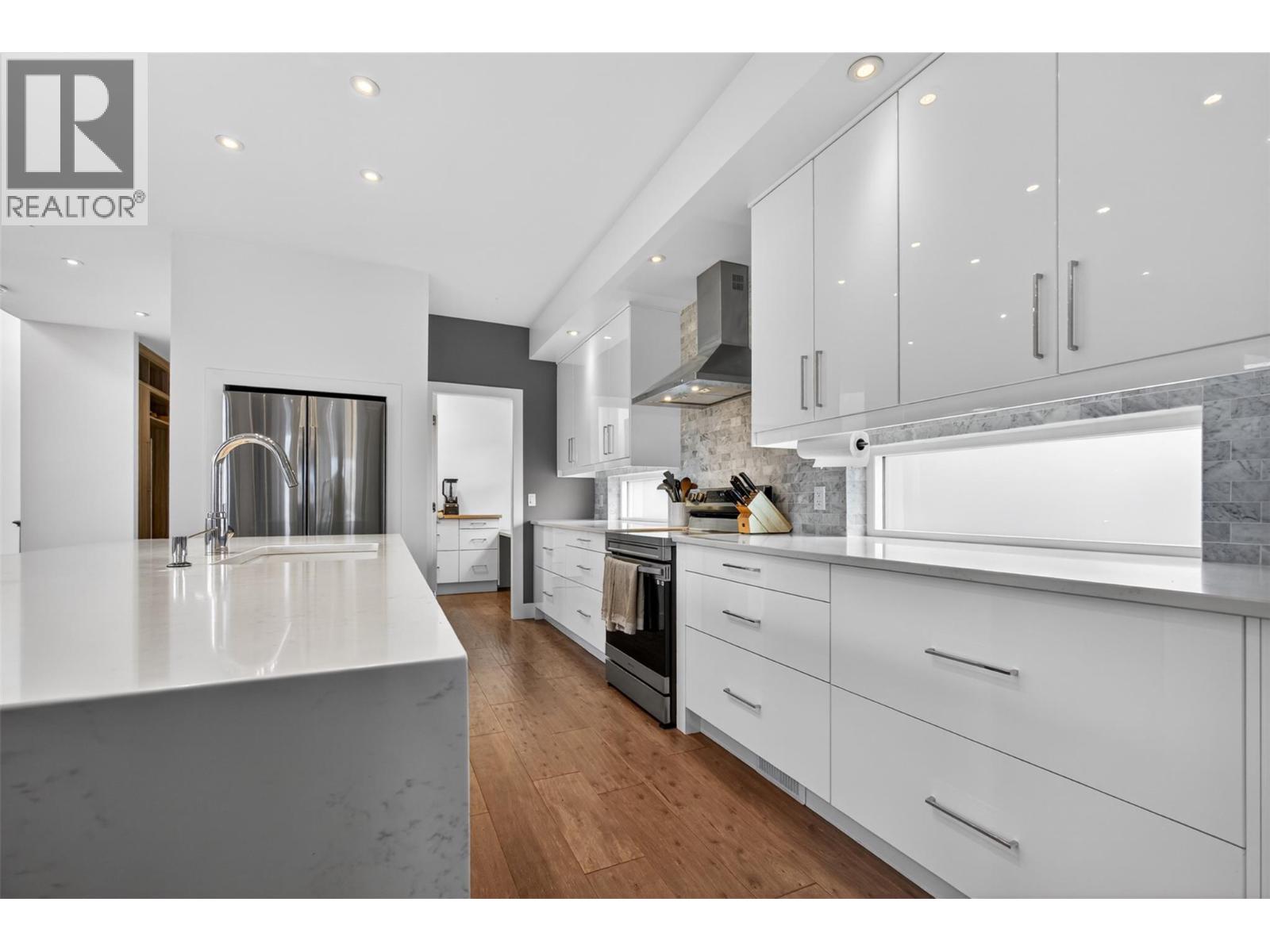 3859 Carrall Road - 12
