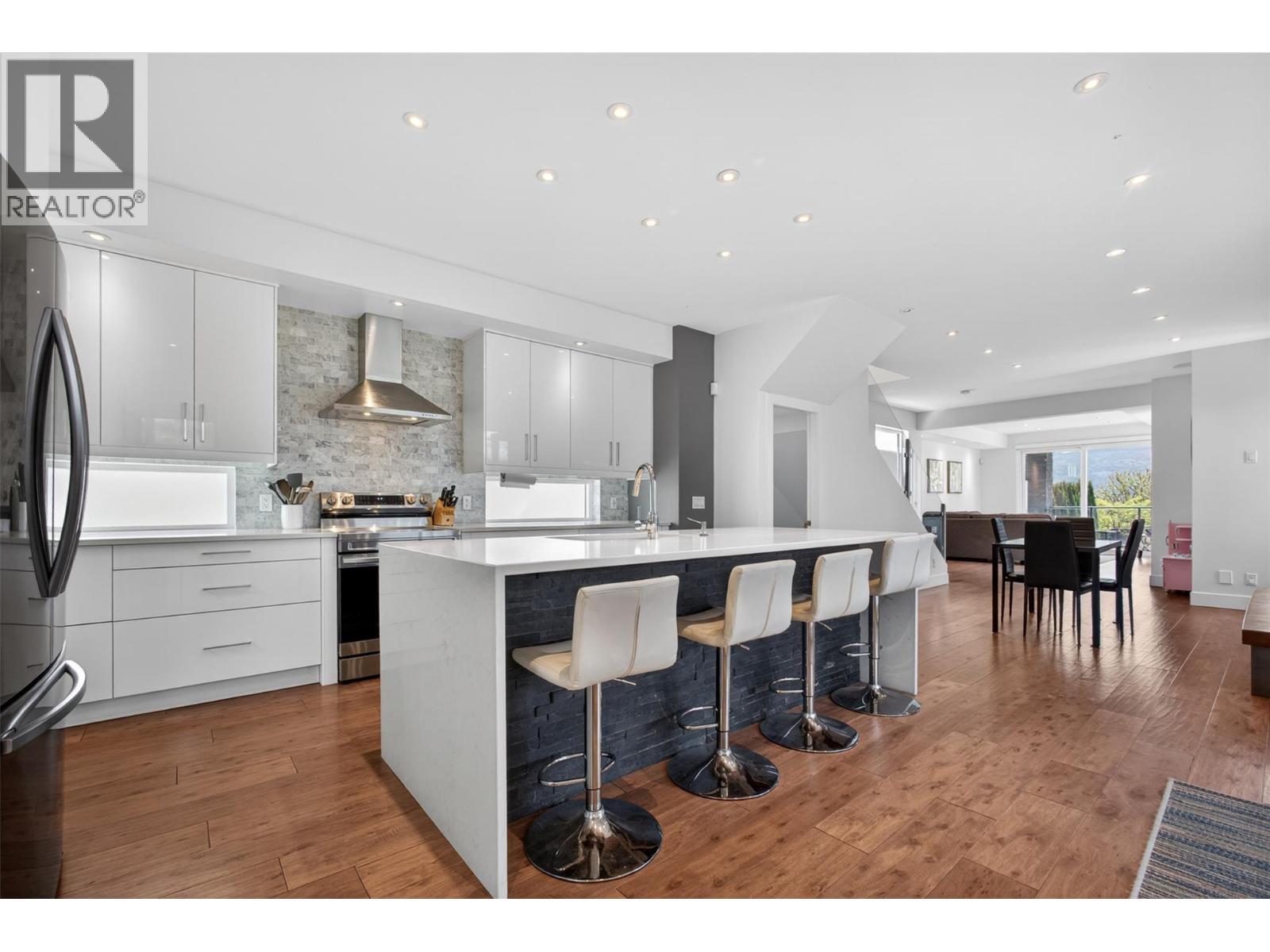 3859 Carrall Road - 10