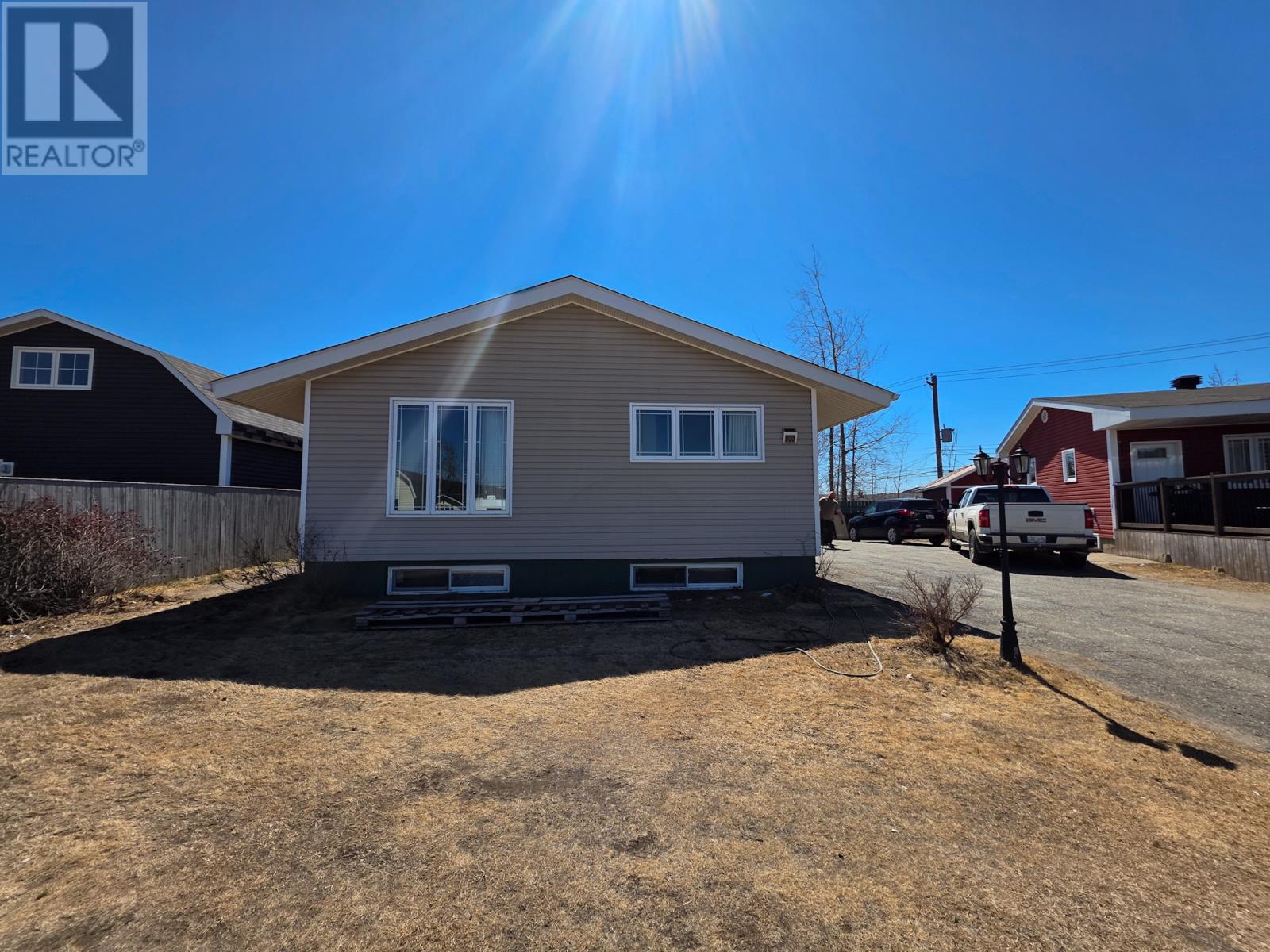 800 Balsam Crescent - 1